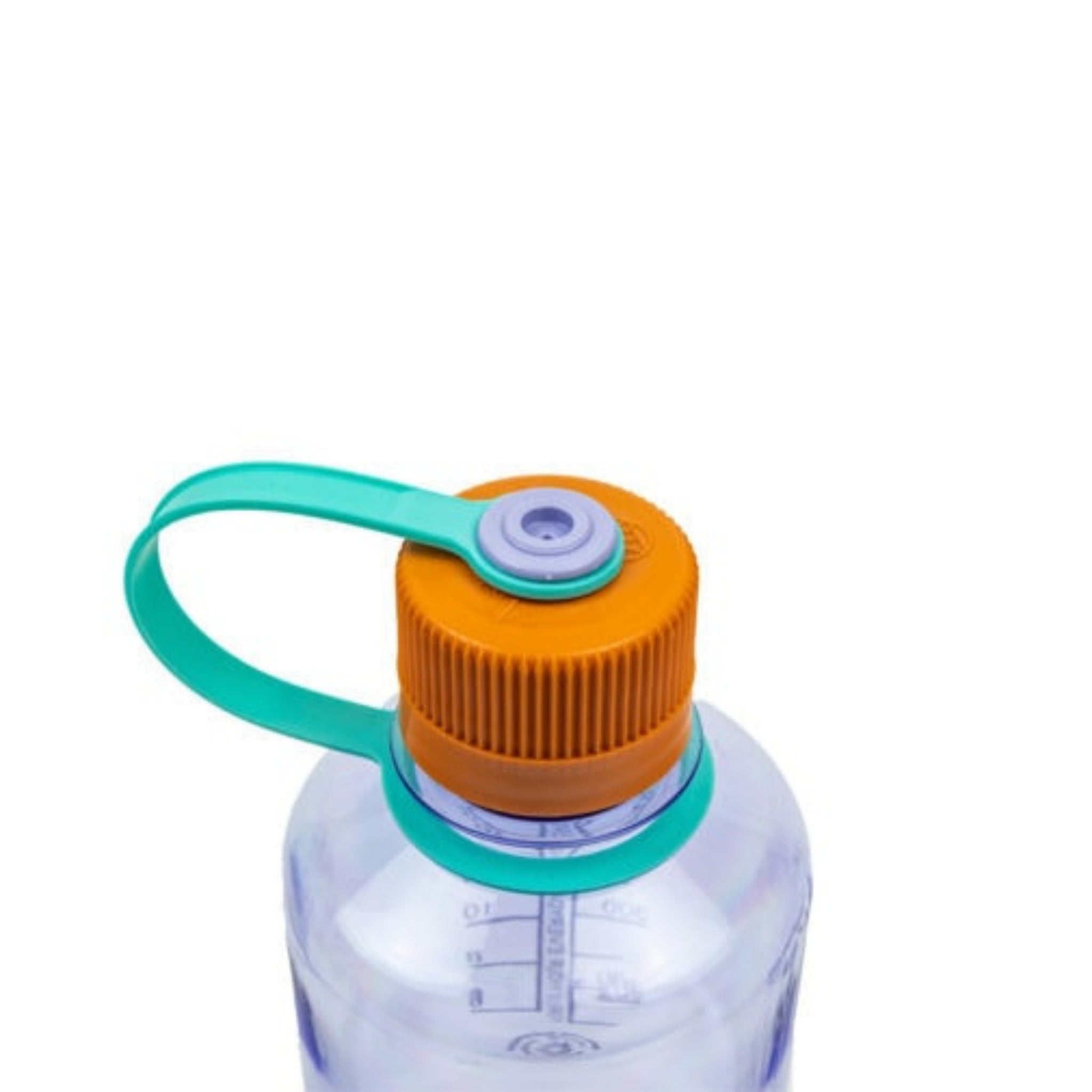 Een close-up van de Nalgene Drinkfles Smalle Opening Amethyst 1L, een BPA-vrije waterfles met een helder lichaam, een oranje schroefdop, groenblauwe draagband en maataanduidingen op de zijkant. Merk: Nalgene.