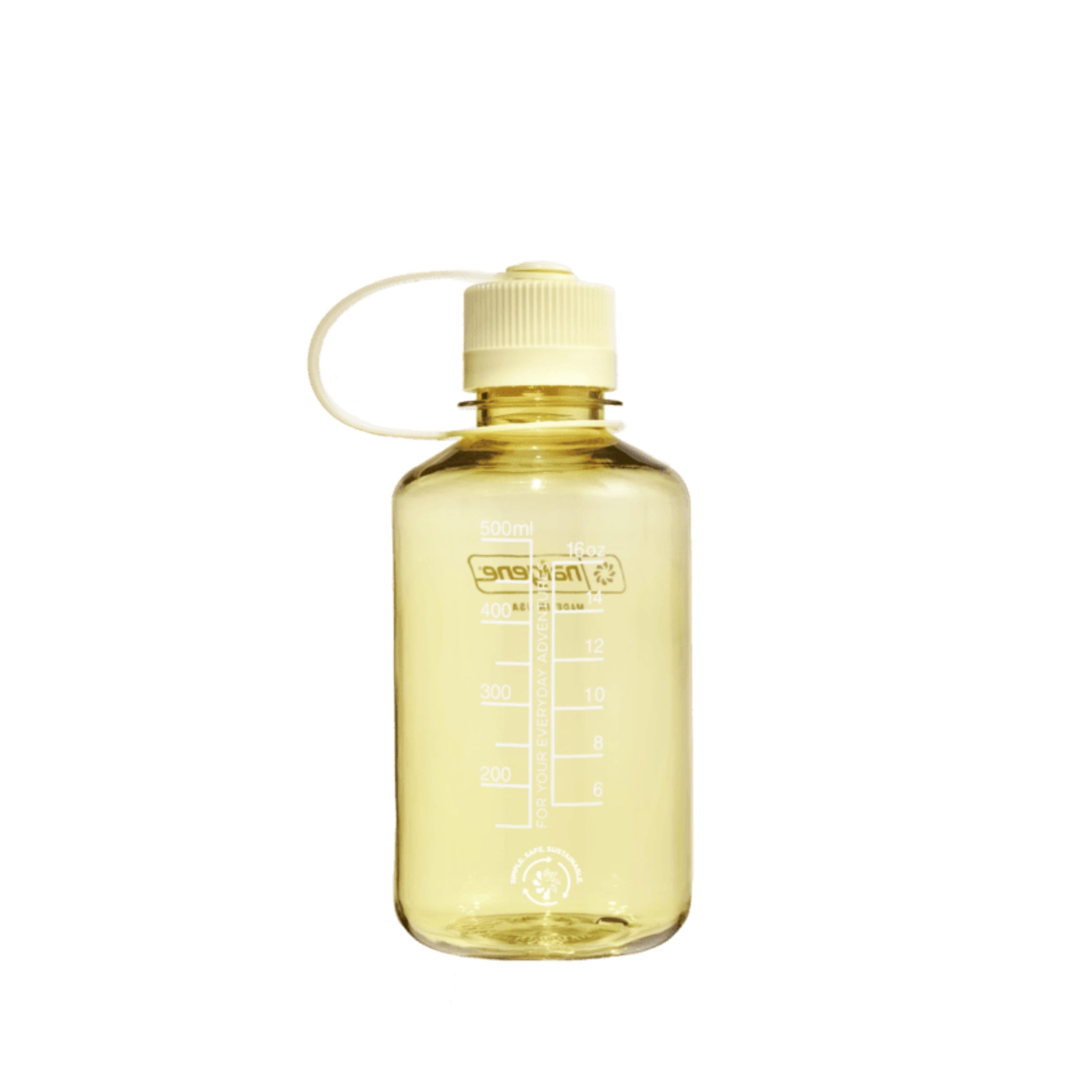 De Nalgene Drinkfles Smalle Opening Butter 500 ml is een doorschijnend gele, BPA-vrije Nalgene fles met een witte schroefdop, kleine opening, maataanduidingen en een witte draaglus aan de dop.