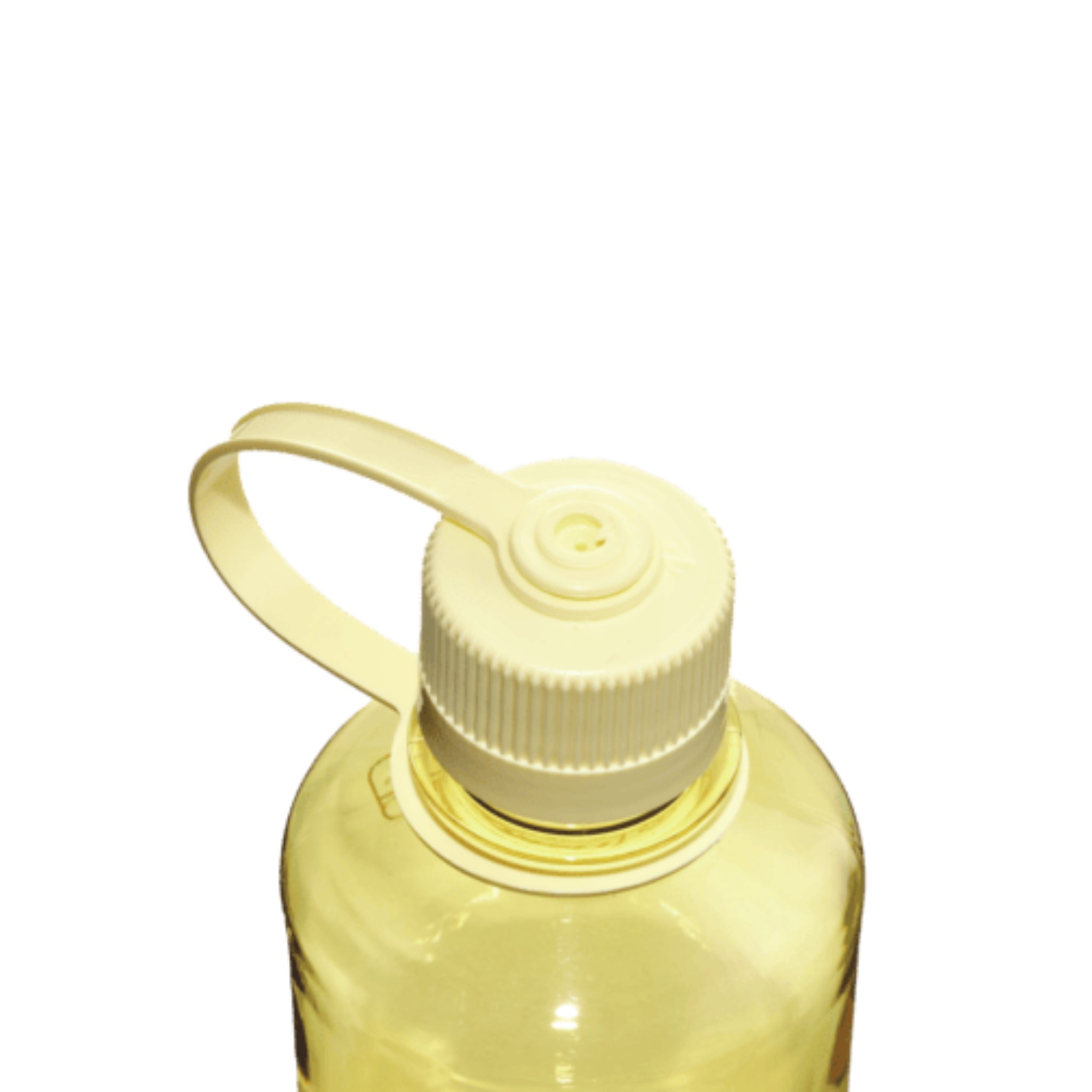 Een close-up van de Nalgene Drinkfles Smalle Opening Butter 500 ml, een BPA-vrije fles met een kleine opening, witte schroefdop en plastic lus, gevuld met gele vloeistof tegen een witte achtergrond.