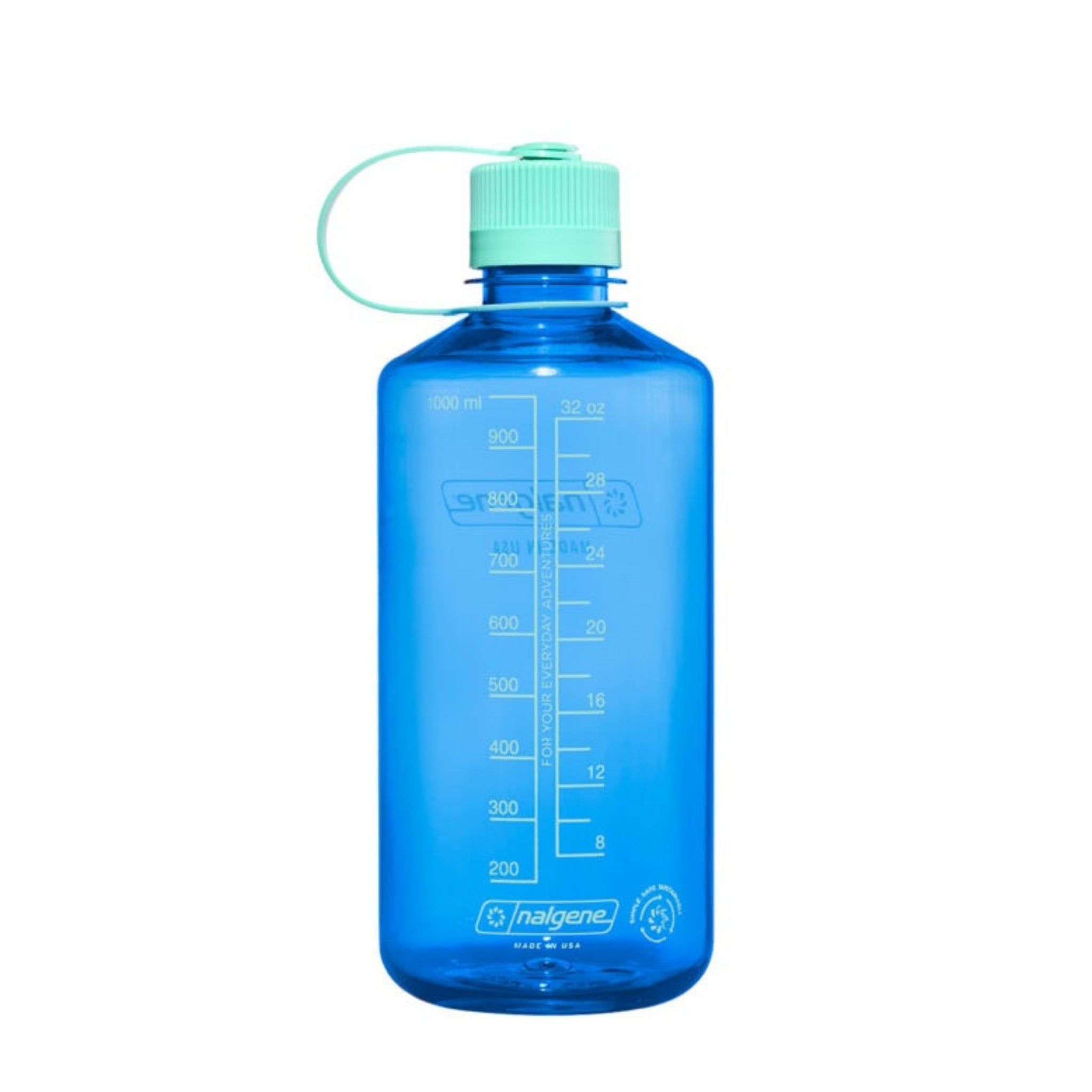 De Nalgene Drinkfles Smalle Opening Cornflower Blue 1L is een blauwe BPA-vrije Tritan Renew fles met een mintgroene schroefdeksel en maatverdeling in ml en oz, gemaakt door Nalgene.
