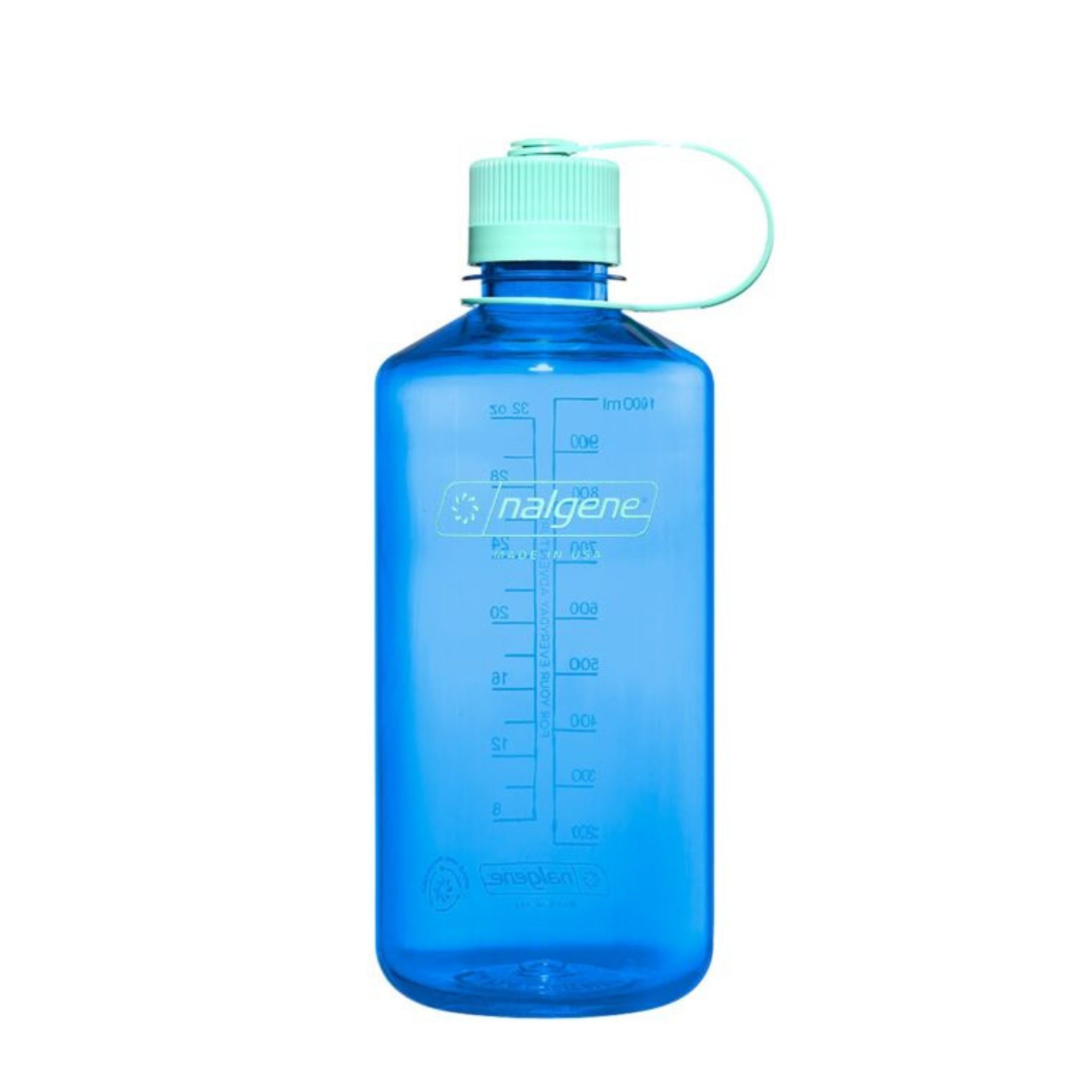 De Nalgene Drinkfles Smalle Opening Cornflower Blue 1L is een doorschijnende blauwe BPA-vrije Tritan Renew fles met een lichtgroene schroefdop, bijpassende lus en maataanduidingen in ml en oz op de zijkant.