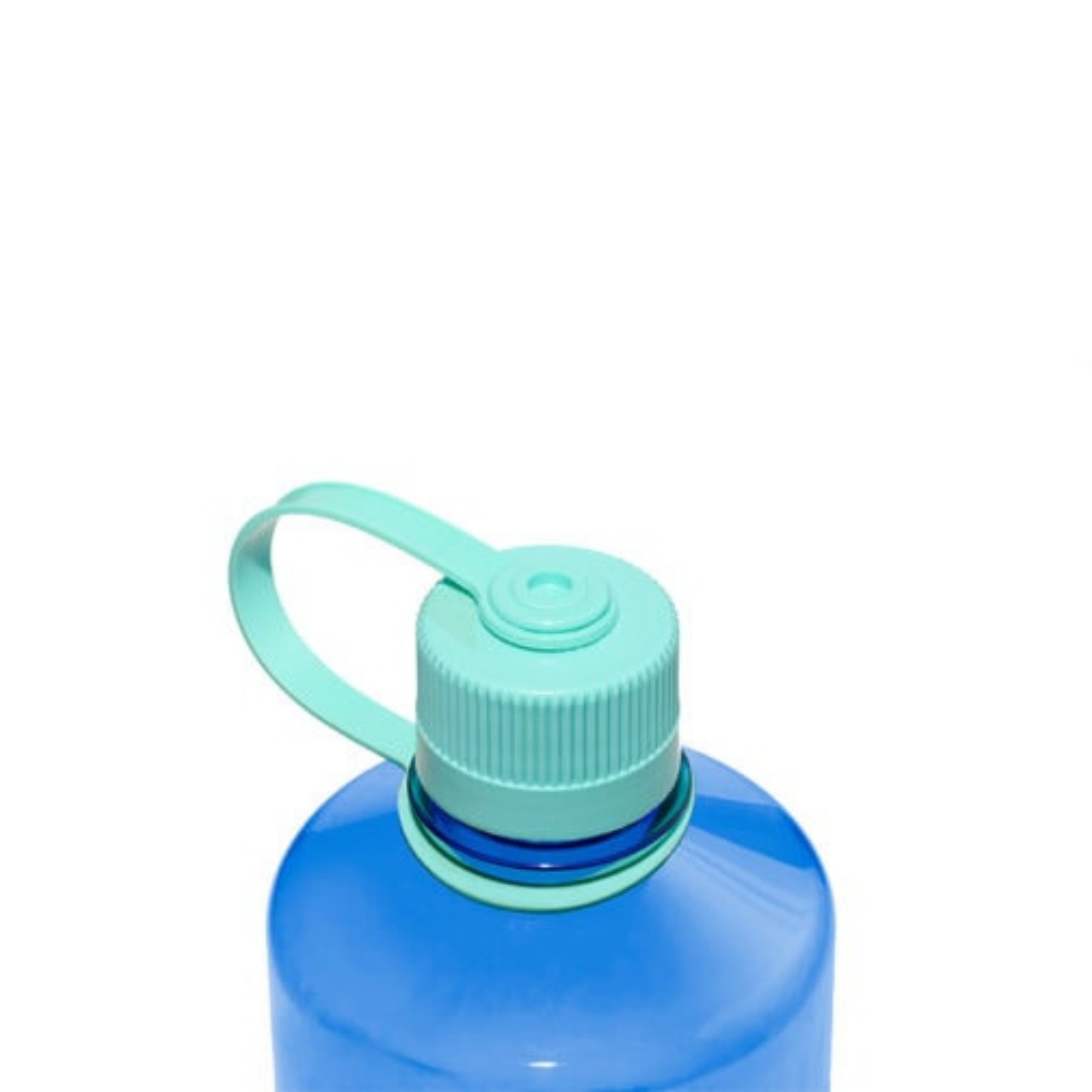Een close-up van de Nalgene Drinkfles Smalle Opening Cornflower Blue 1L, gemaakt van BPA-vrij Tritan Renew, toont de groenblauwe schroefdeksel en het bijpassende handvat. De Nalgene fles staat tegen een effen witte achtergrond.
