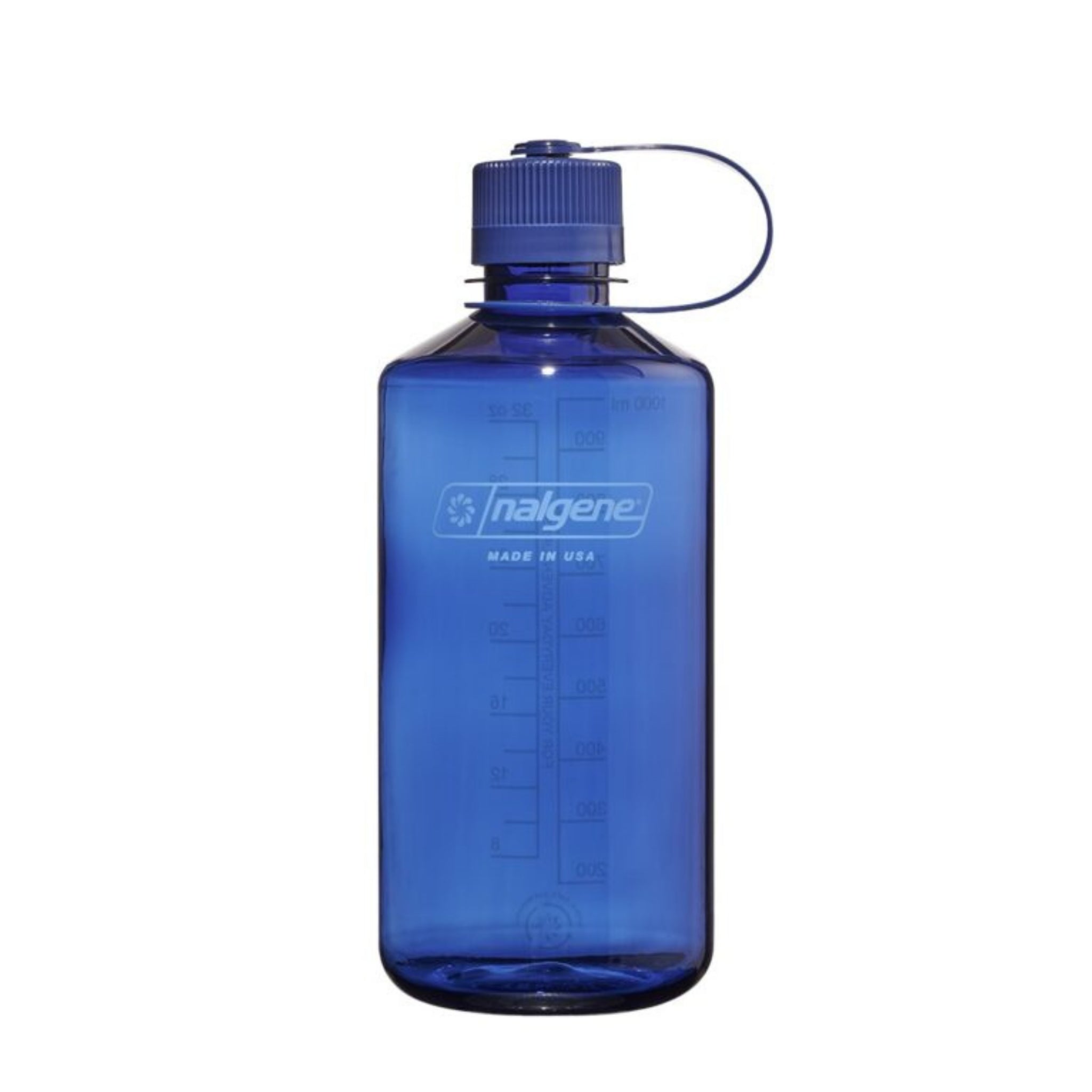 De Nalgene Drinkfles Smalle Opening Denim 1L is een blauwe BPA-vrije Tritan Renew fles met een schroefdop met lus, maataanduidingen en het Nalgene logo op de voorkant.