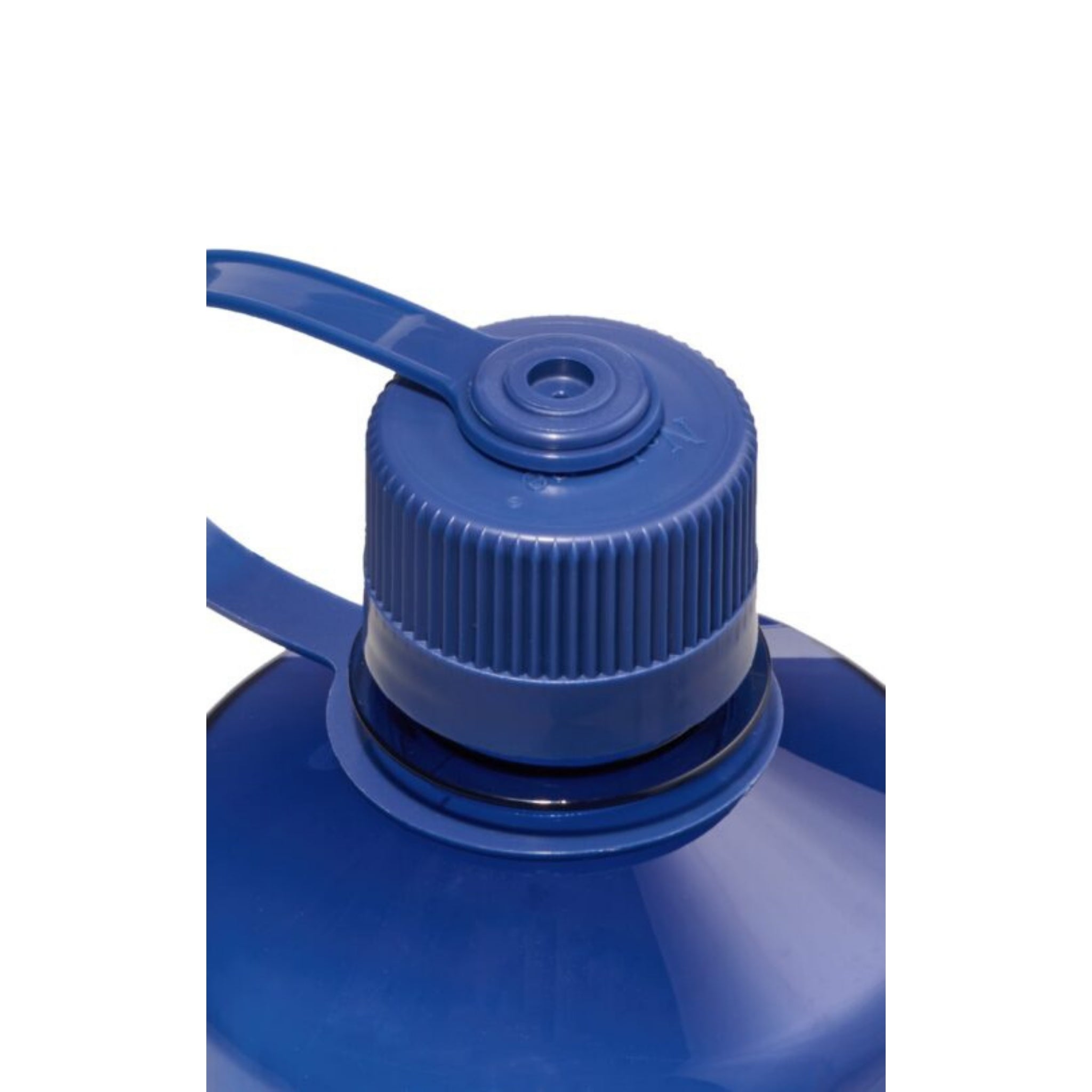 Close-up van een Nalgene Drinkfles Smalle Opening Denim 1L met BPA-vrije blauwe behuizing, gestructureerde schroefdop en handvat aan het deksel, tegen een witte achtergrond.