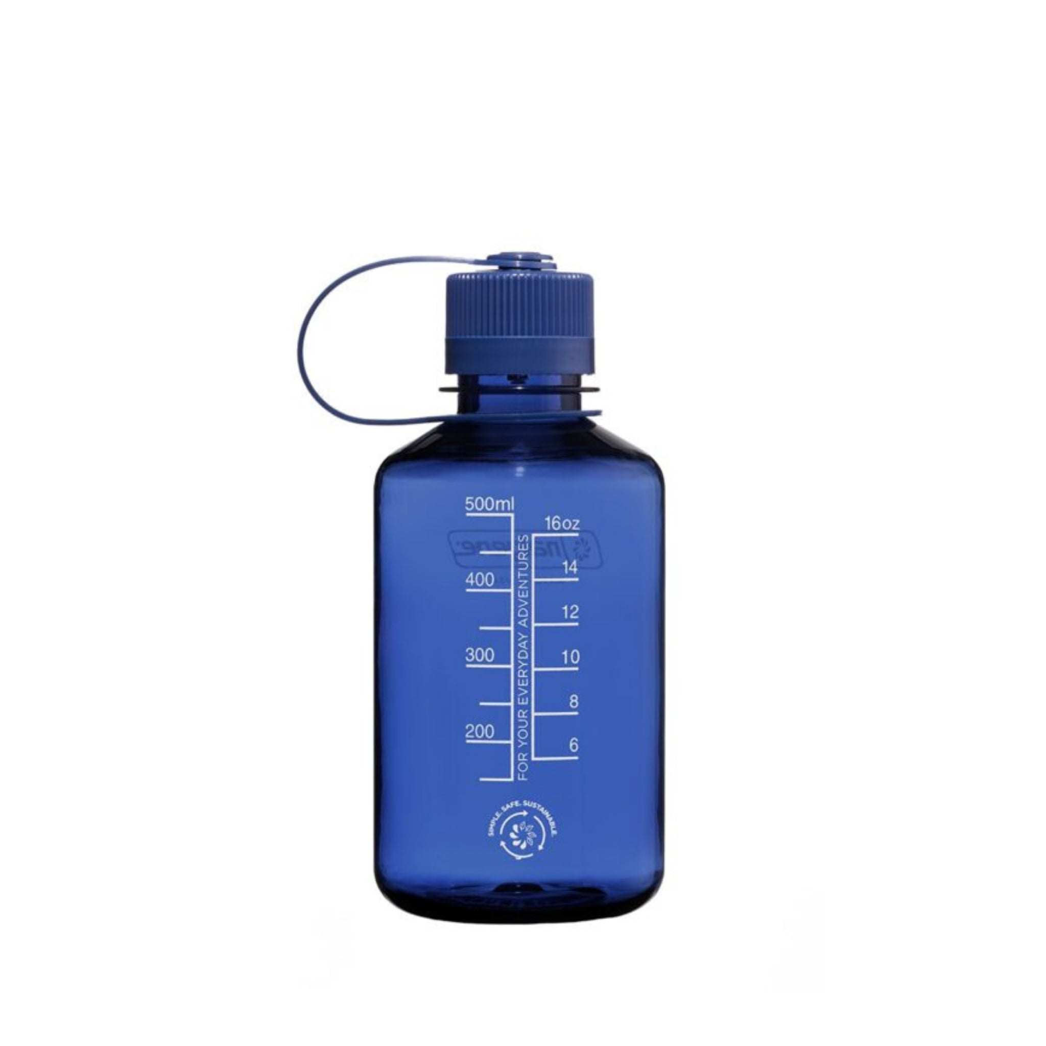 De Nalgene Drinkfles Smalle Opening Denim 500 ml is een blauwe, BPA-vrije waterfles met een schroefdop, draagband en witte maatstrepen (ml/oz) tot 500 ml - ideaal voor dagelijks gebruik.