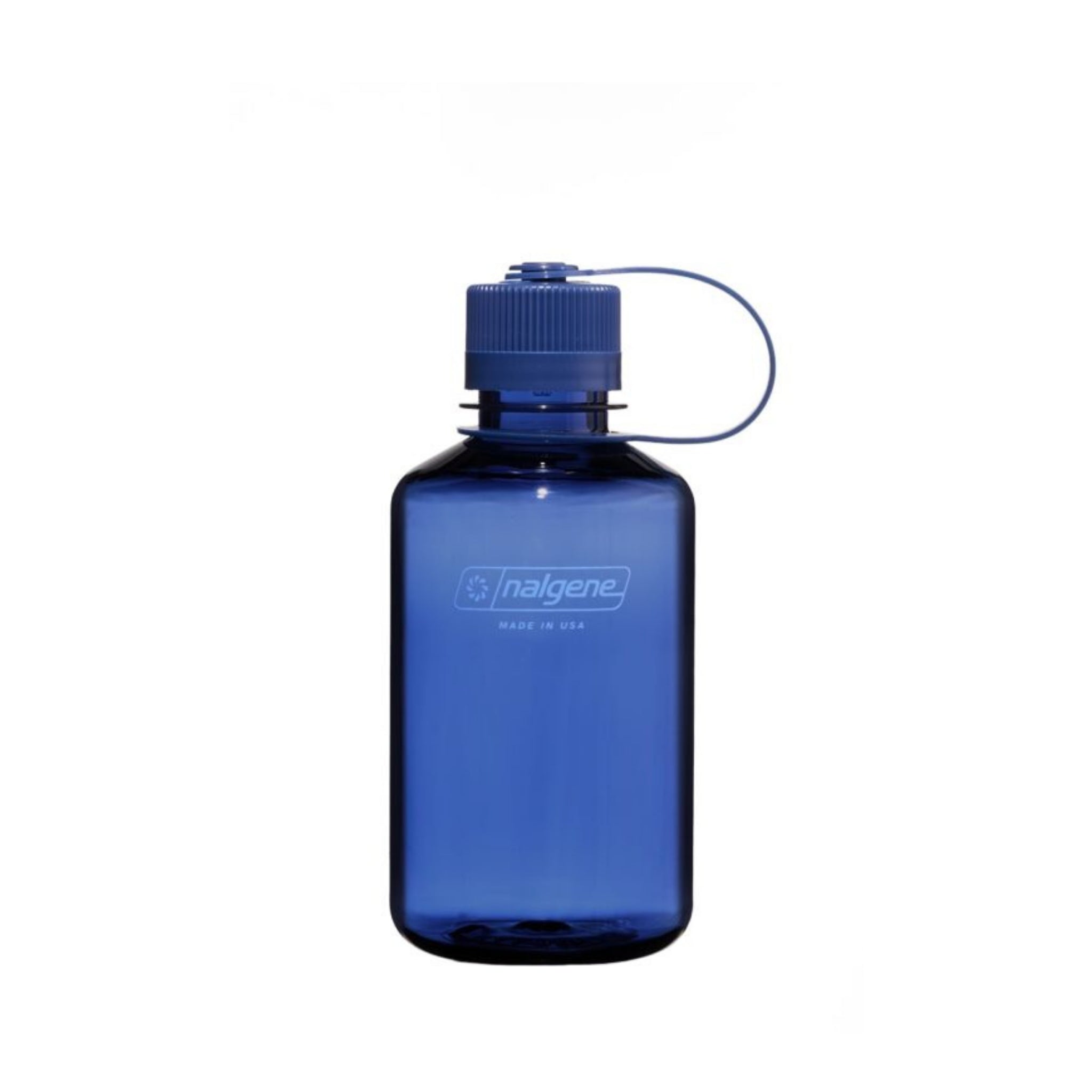De Nalgene Drinkfles Smalle Opening Denim 500 ml van Nalgene, BPA-vrij en met schroefdop en vaste lus, is compact en wordt getoond tegen een witte achtergrond.