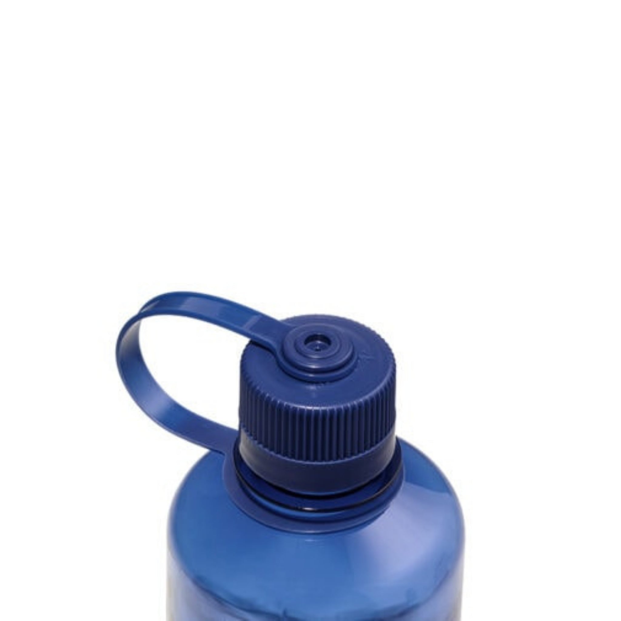 Een close-up van de Nalgene Drinkfles Smalle Opening Denim 500 ml, een blauwe BPA-vrije waterfles van Nalgene met schroefdop en flexibele lus, tegen een effen witte achtergrond.