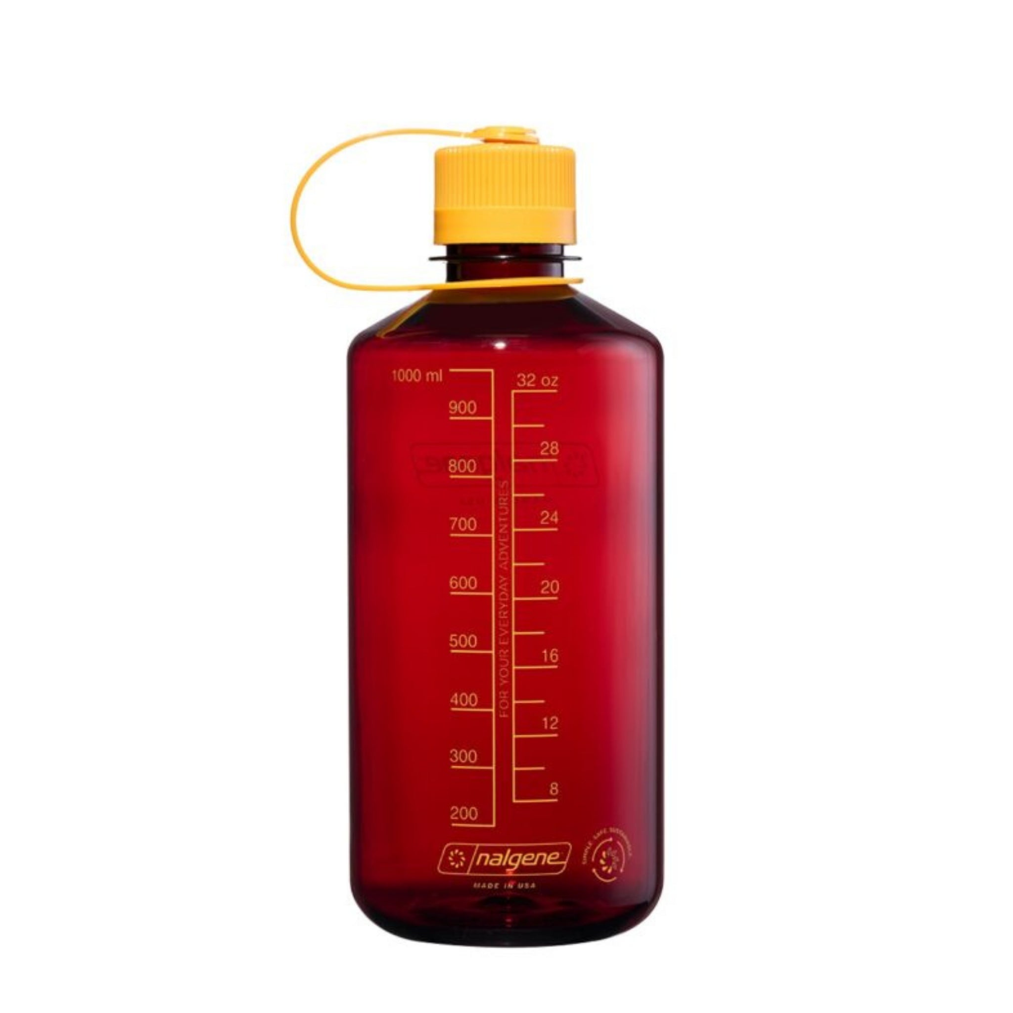 De Nalgene Drinkfles Smalle Opening Laker 1L is een doorschijnende rode BPA-vrije Tritan Renew fles met gele schroefdop, draaglus, inhoudsmaat tot 1000 ml en Nalgene logo onderaan.