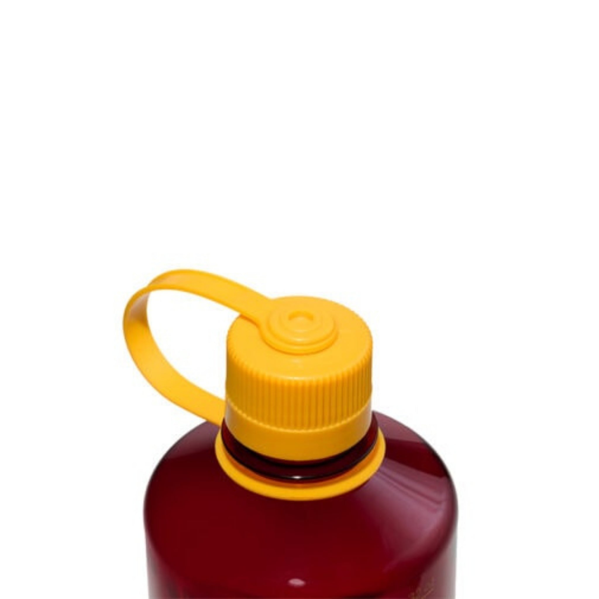 Een close-up van de Nalgene Drinkfles Smalle Opening Laker 500 ml, een kastanjebruine BPA-vrije Tritan fles met gele schroefdop en draaglus, vormgegeven als lekvrije fles, van het merk Nalgene, tegen een witte achtergrond.