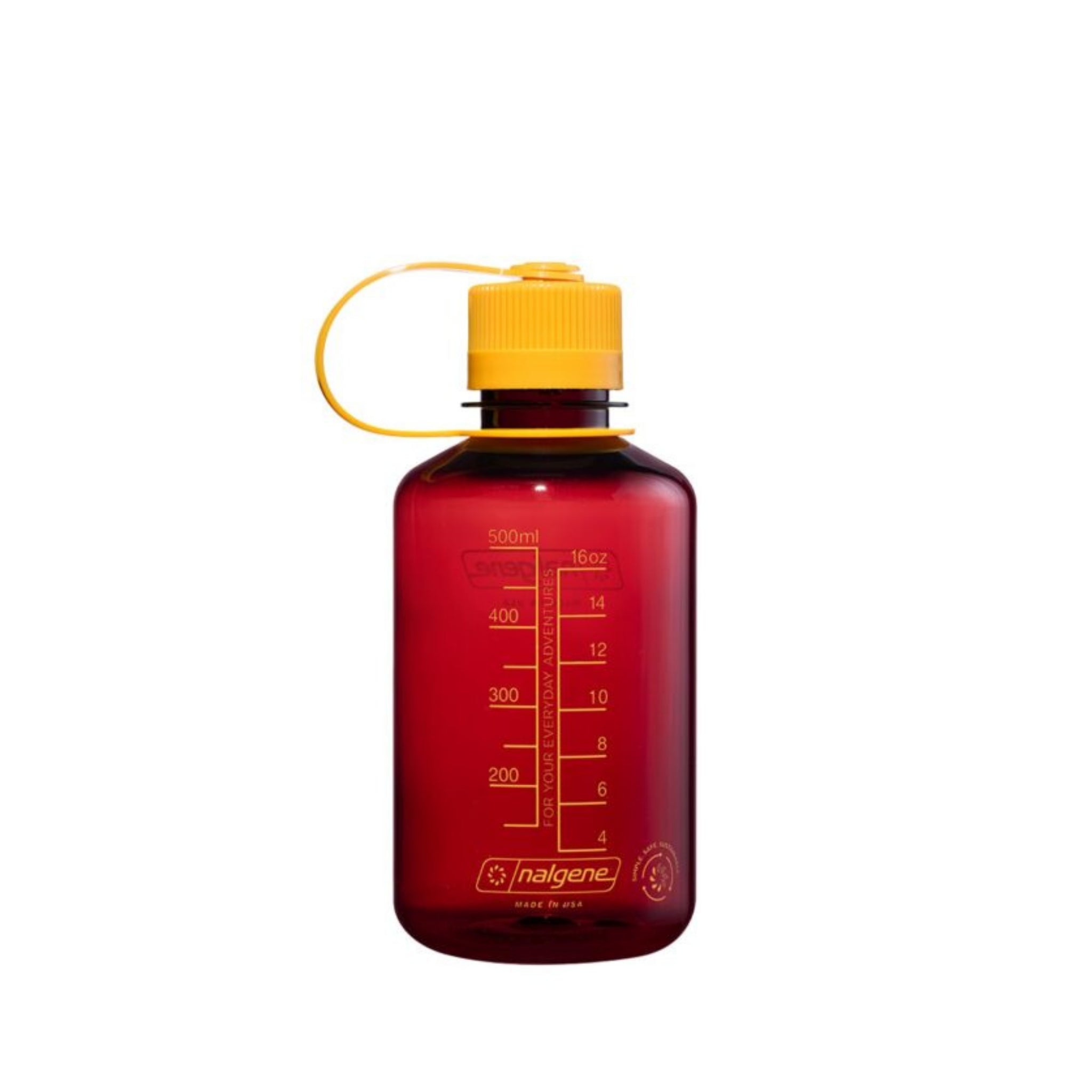 De Nalgene Drinkfles Smalle Opening Laker 500 ml is een rode BPA-vrije Tritan fles met een geel schroefdeksel en lus, milliliter- en ounce-markeringen, lekvrij ontwerp, en geplaatst tegen een witte achtergrond.