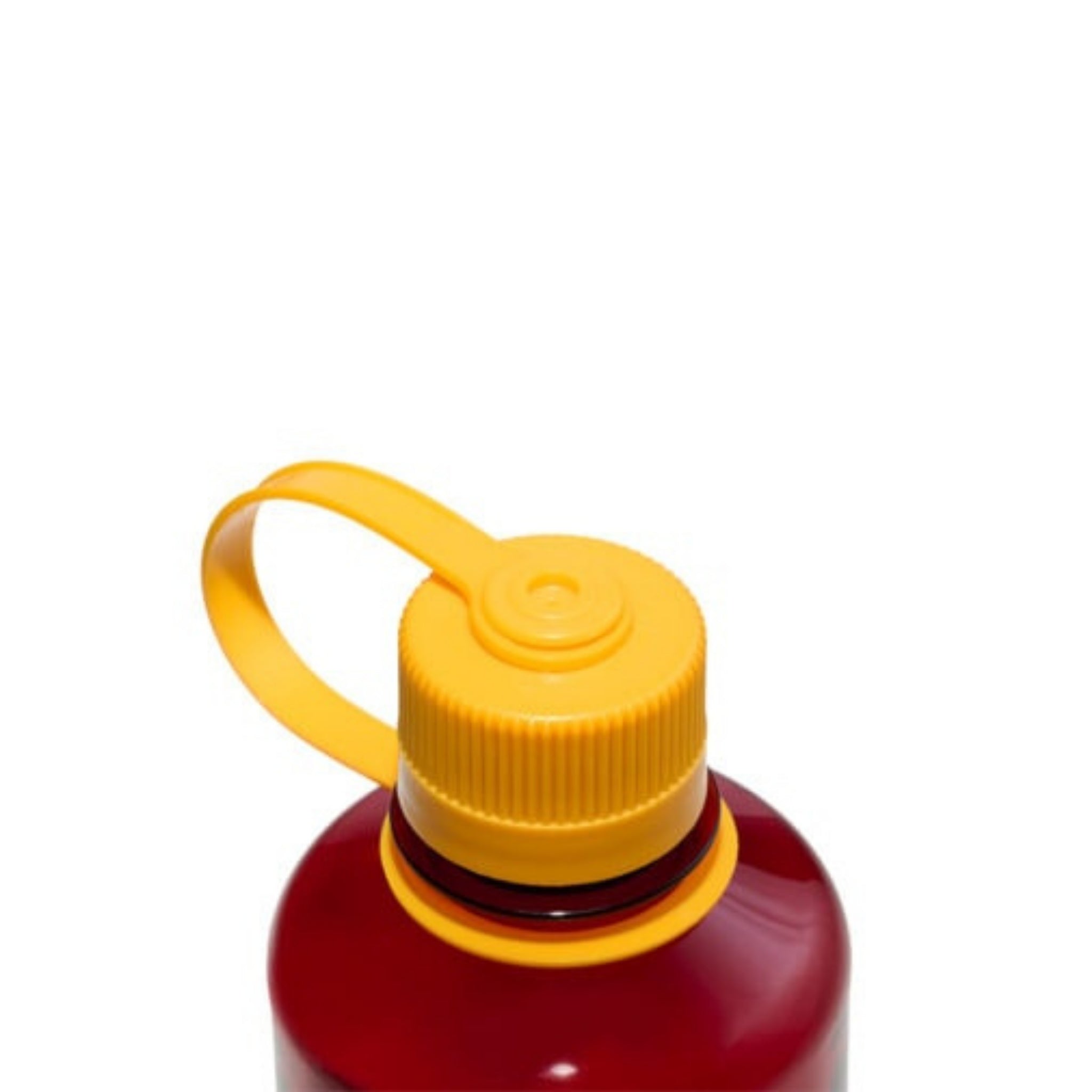 Een close-up van de rode Nalgene Drinkfles Smalle Opening Laker 1L, gemaakt van BPA-vrij Tritan Renew, met een gele schroefdop en lushandvat van Nalgene, tegen een effen witte achtergrond.