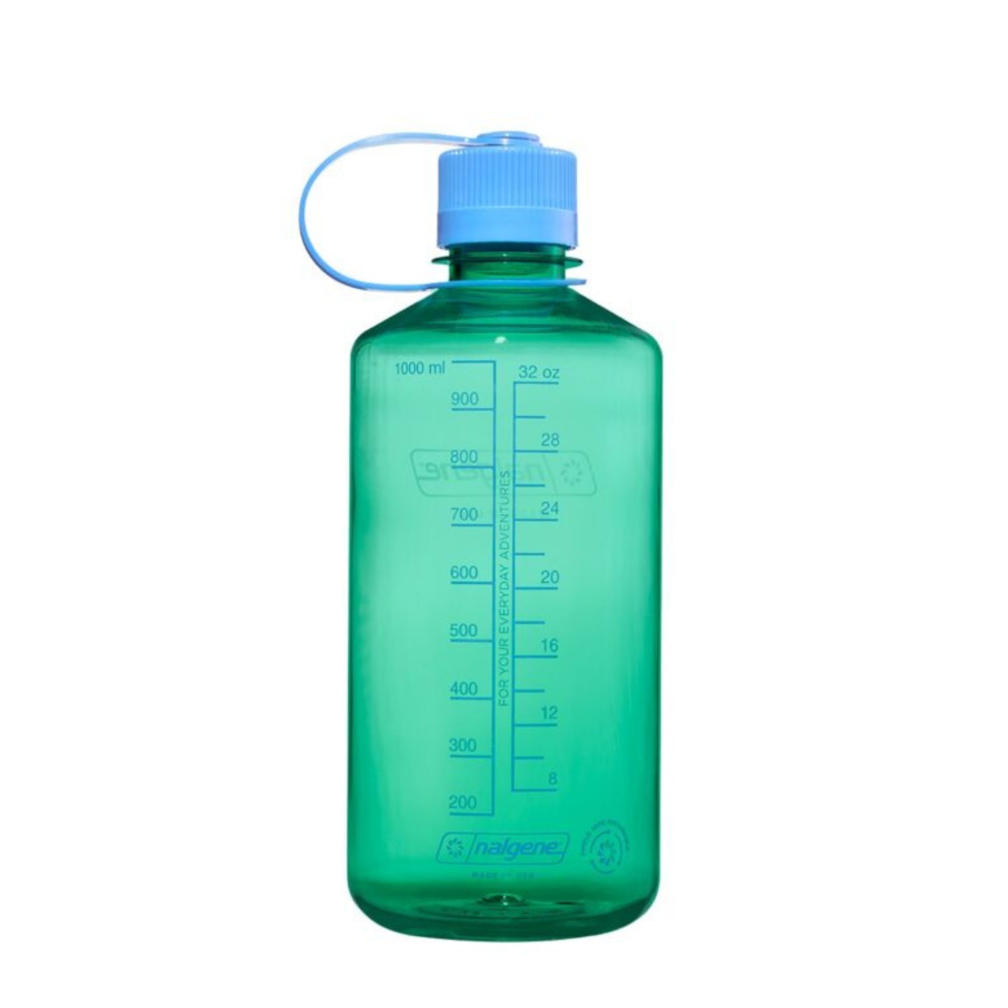 De Nalgene Drinkfles Smalle Opening Pastelgroen 1L is een BPA-vrije Tritan Renew fles met een blauwe schroefdop met lus en een maatschaal in milliliters en ounces.