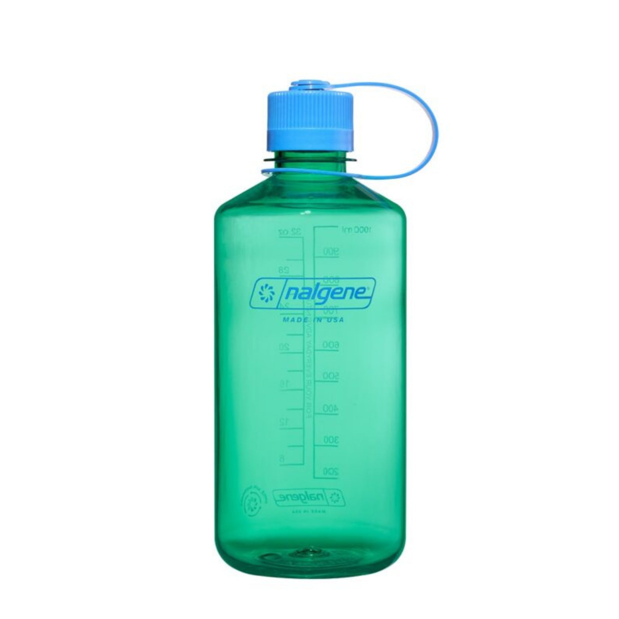 De Nalgene Drinkfles Smalle Opening Pastelgroen 1L van Nalgene is een doorschijnend groene BPA-vrije Tritan Renew fles met een blauwe schroefdop en lus. De maataanduiding staat op de zijkant. De fles staat rechtop tegen een witte achtergrond.