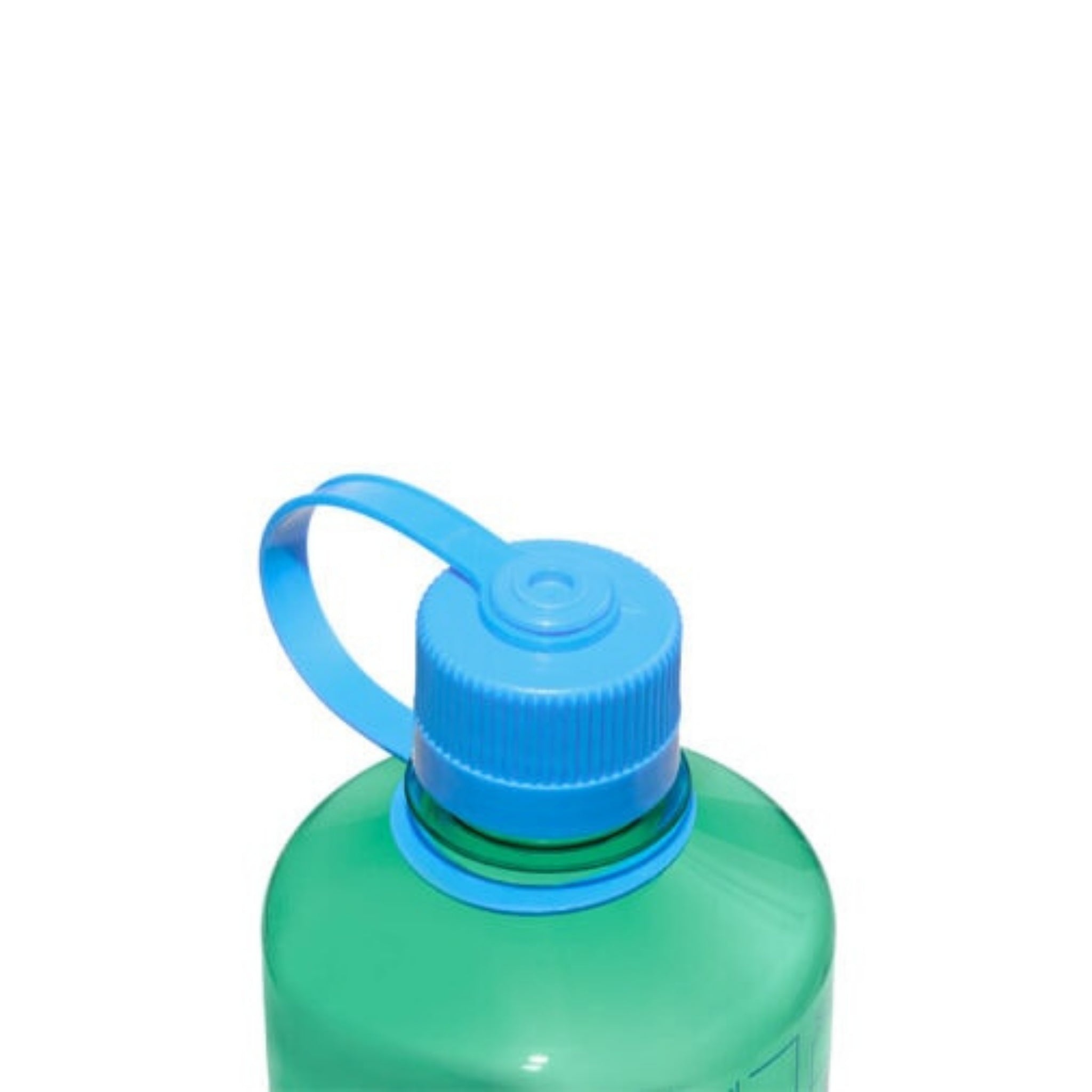 Een close-up van de Nalgene Drinkfles Smalle Opening Pastelgroen 500 ml, met een blauwe schroefdeksel, kleine opening en handvat met lus. BPA-vrij voor veilige hydratatie. Afgebeeld tegen een witte achtergrond. Merk: Nalgene.