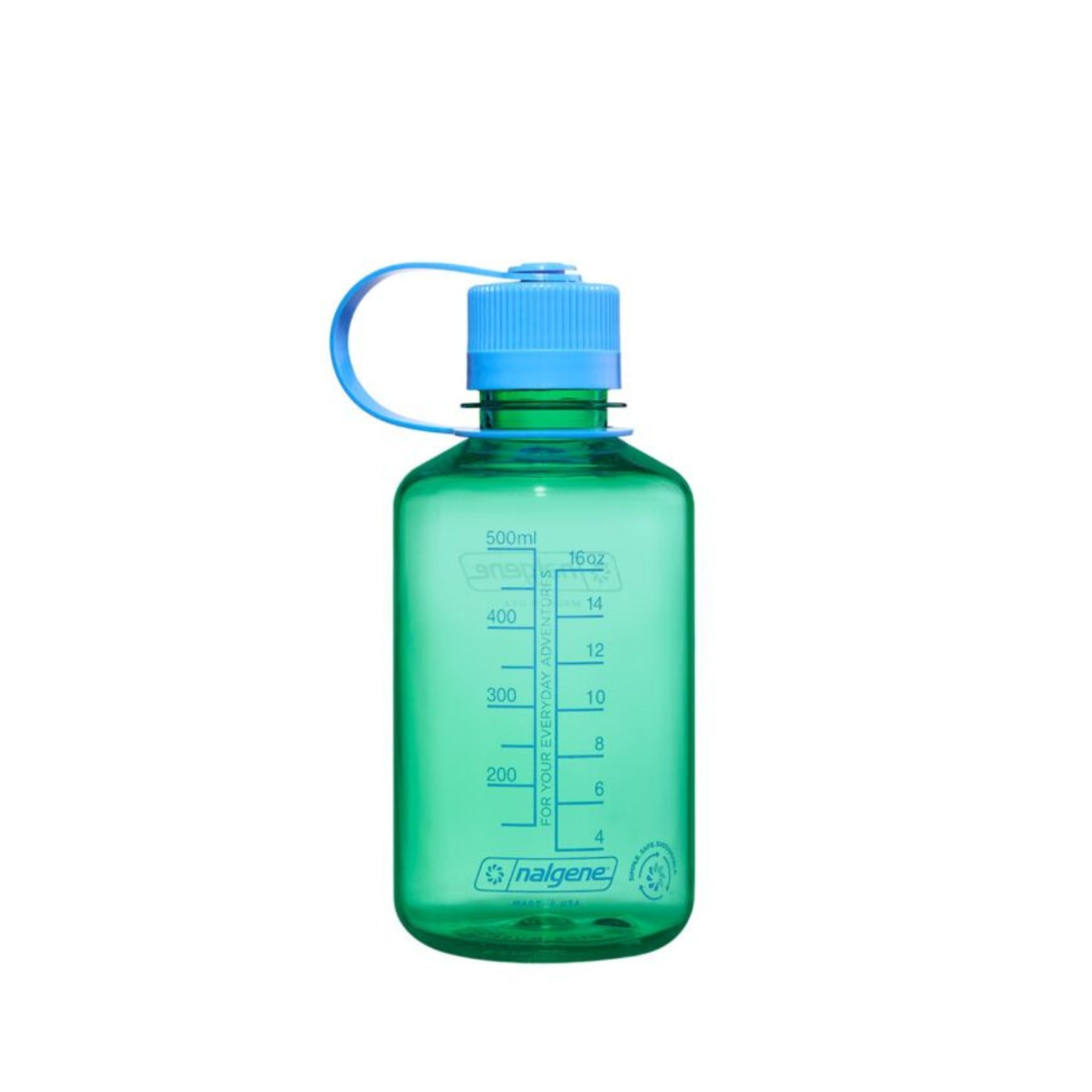 De Nalgene Drinkfles Smalle Opening Pastelgroen 500 ml heeft een blauwe schroefdop, een smalle opening, een BPA-vrije constructie en maataanduidingen. Afgebeeld tegen een witte achtergrond. Merk: Nalgene.
