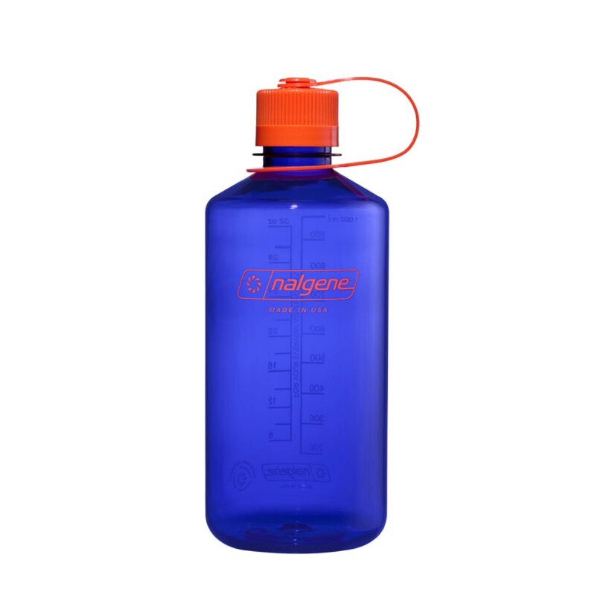 De Nalgene Drinkfles Smalle Opening Periwinkle 1L is een blauwe BPA-vrije Tritan Renew fles met een rode schroefdop, aangehechte band, maataanduidingen en een oranje Nalgene logo op de voorkant.