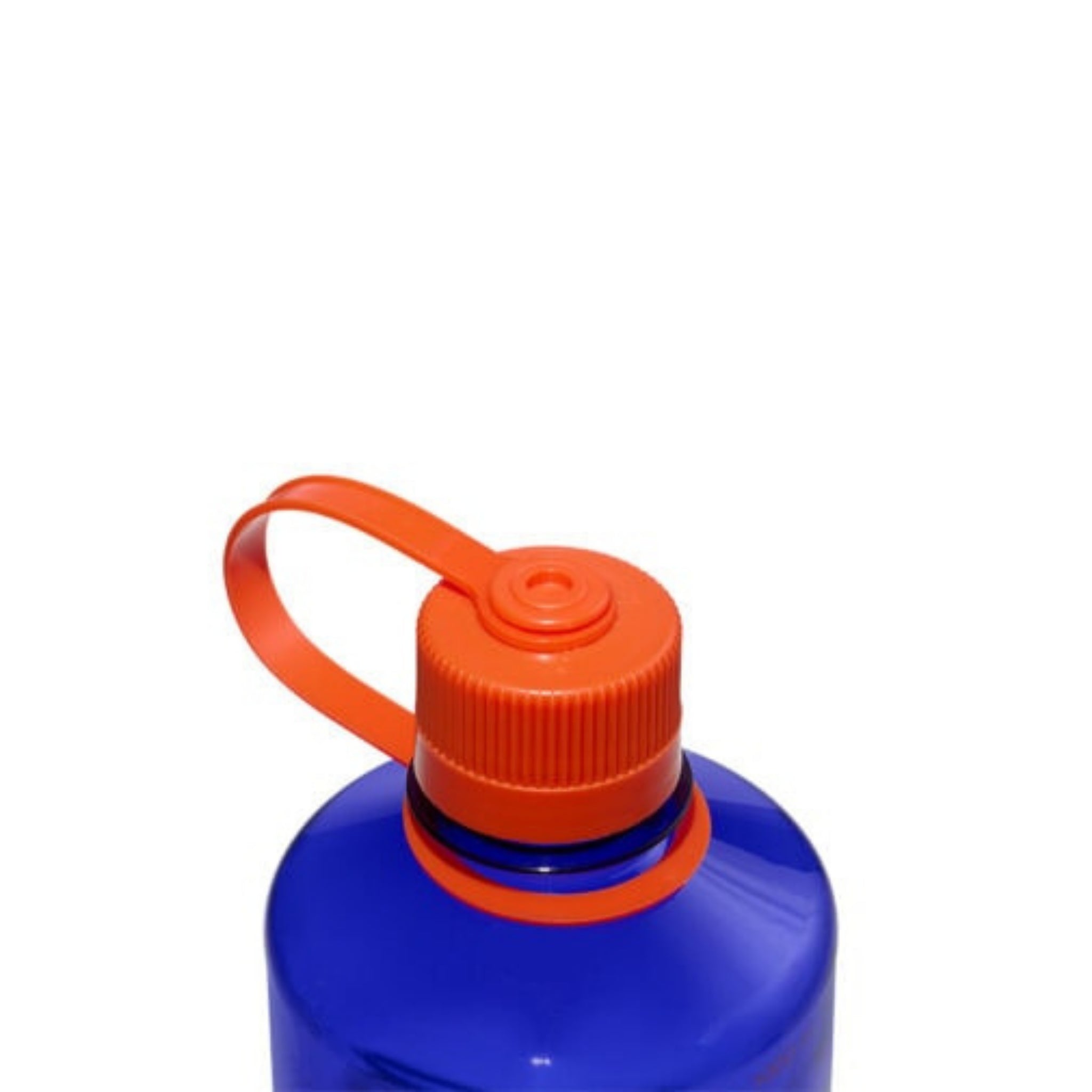 Een close-up van de Nalgene Drinkfles Smalle Opening Periwinkle 500 ml heeft een blauwe fles met een oranje schroefdop en draaglus, gemaakt van BPA-vrij Tritan voor veilige hydratatie, tegen een witte achtergrond.