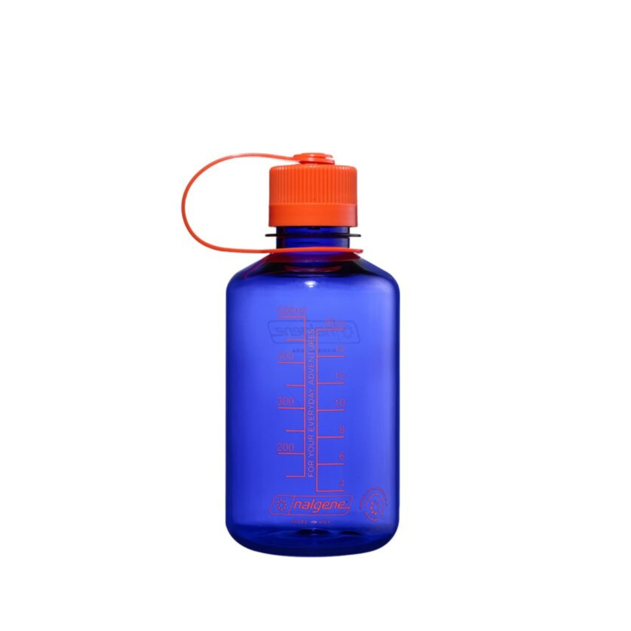 De Nalgene Drinkfles Smalle Opening Periwinkle 500 ml, een BPA-vrije Tritan drinkfles met maataanduidingen en een oranje schroefdeksel bevestigd met een flexibele lus, is afgebeeld tegen een effen witte achtergrond.