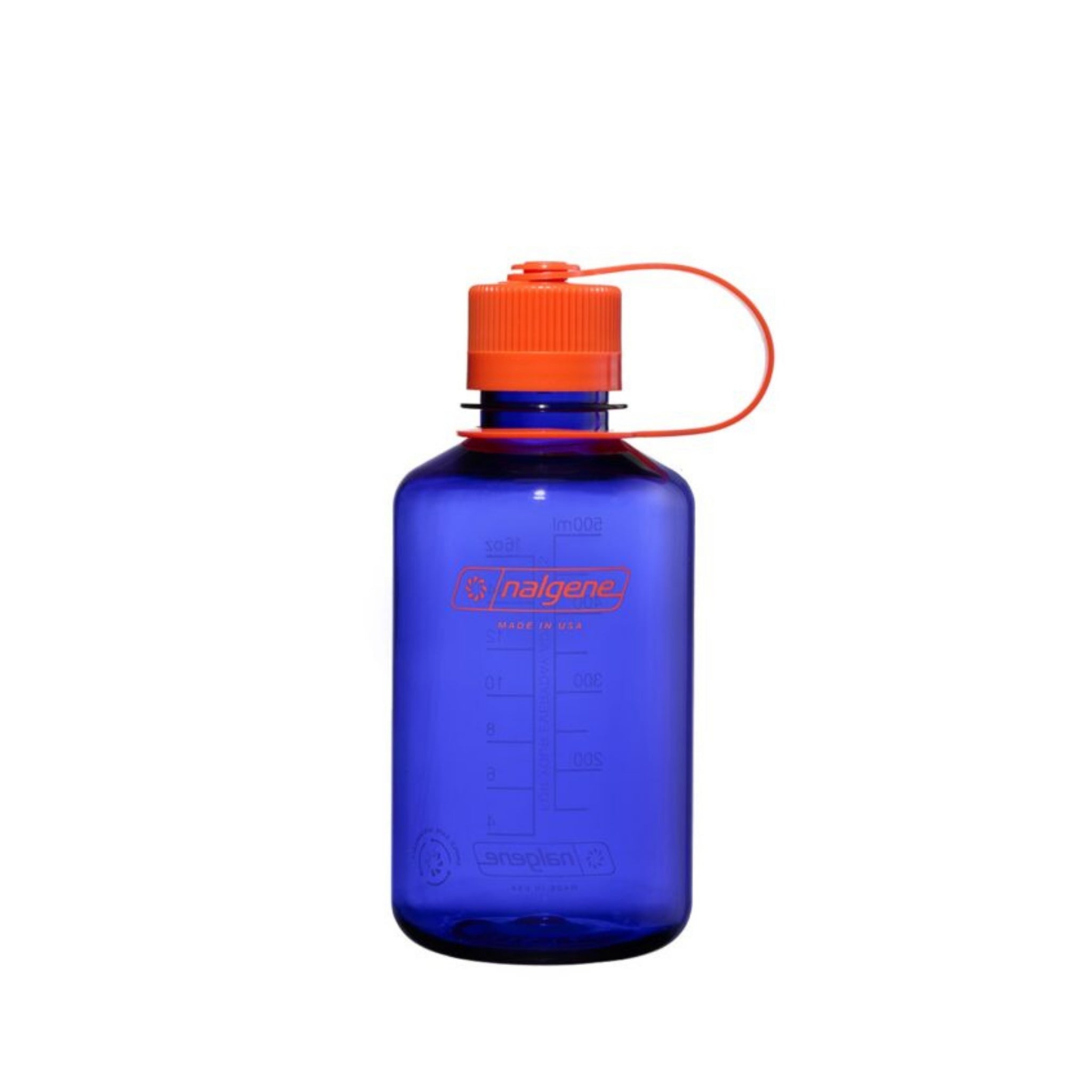 De Nalgene Drinkfles Smalle Opening Periwinkle 500 ml is een BPA-vrije Tritan fles in blauw met maataanduidingen, het Nalgene logo op de voorkant, een smalle opening en een oranje schroefdeksel met aangehechte lus.