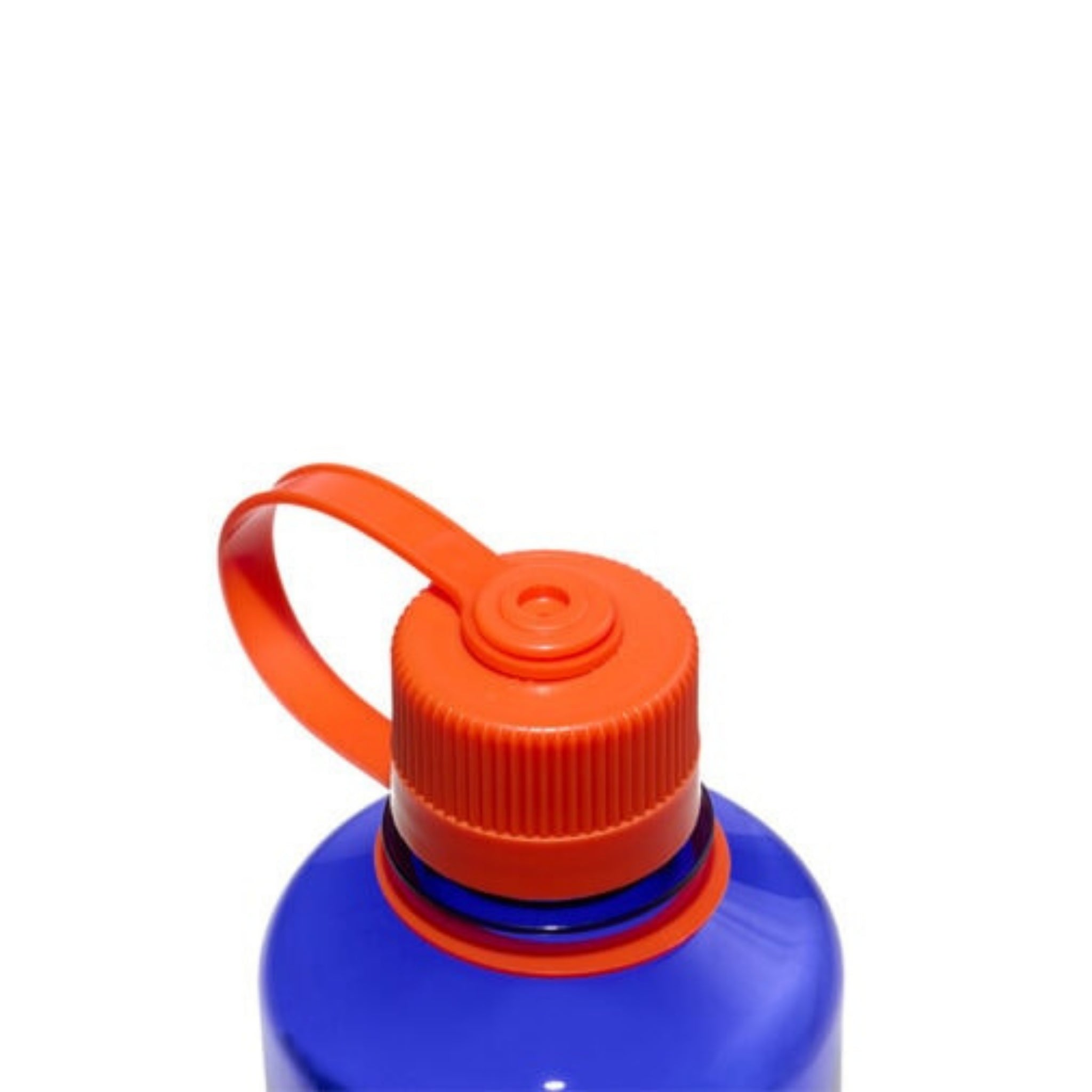 Een close-up van de Nalgene Drinkfles Smalle Opening Periwinkle 1L met een bijpassende oranje dop en handvat met lus, gemaakt met Tritan Renew, van Nalgene, tegen een effen witte achtergrond.