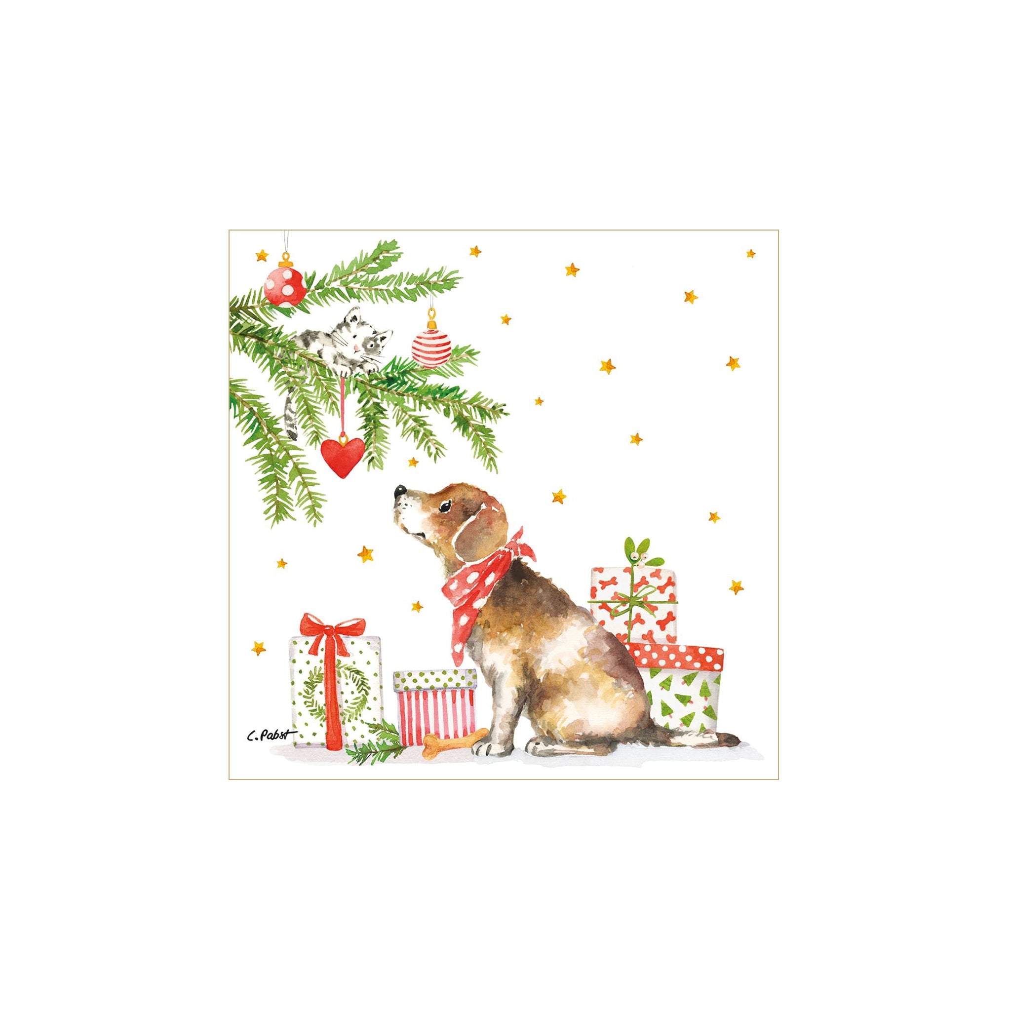 Een puppy met een rode sjaal zit bij ingepakte cadeaus en kijkt naar een kitten op een feestelijke boomtak. Sterren en ornamenten voegen vakantiemagie toe - perfect voor vieringen met PPD Papieren Servetten Kerst Hond 33/33.