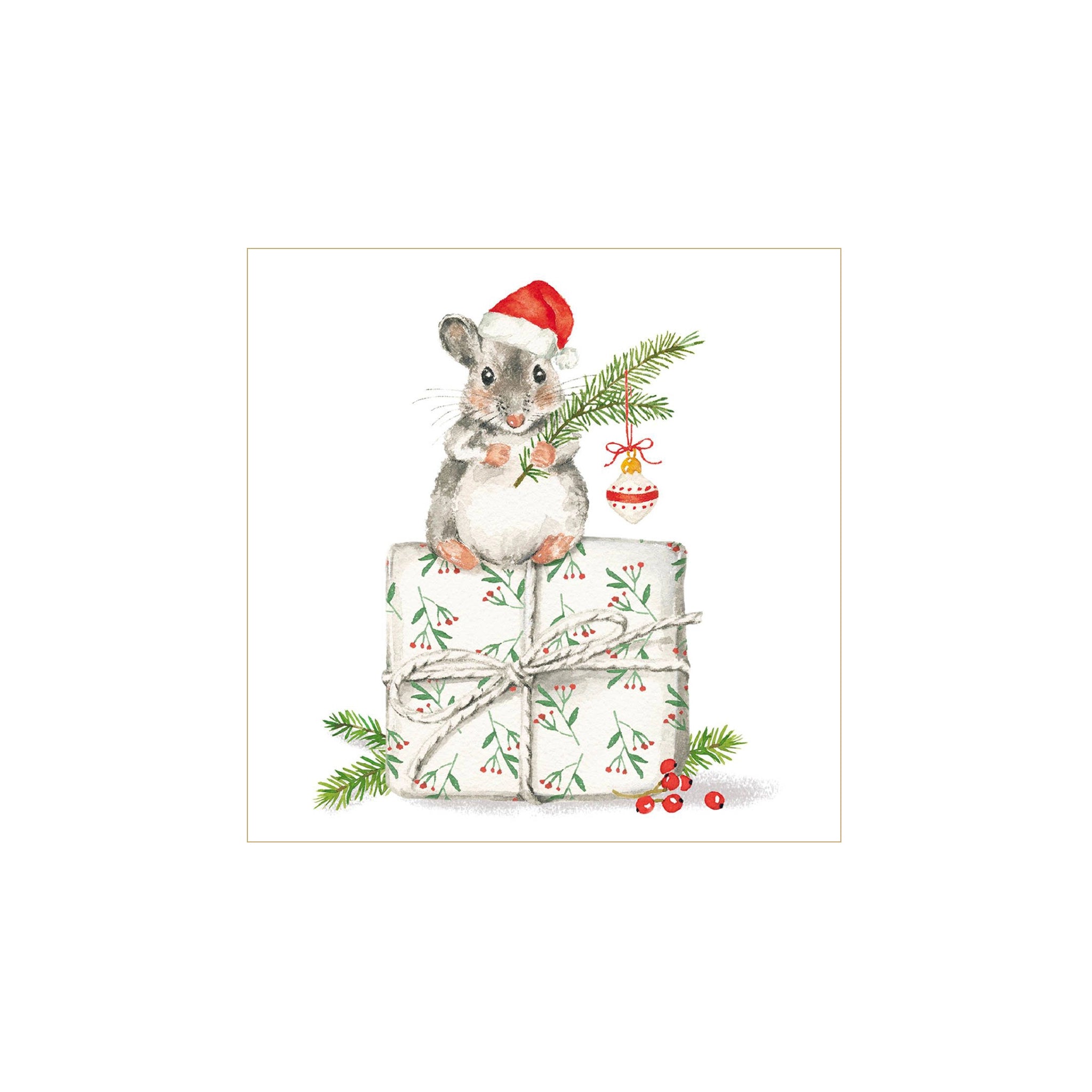 Een schattige grijze muis met kerstmuts houdt een dennentak met een ornament vast, zittend op een cadeau dat is ingepakt met groene bladeren en touw. Rode bessen, dennentakken en PPD Papieren Servetten Kerst Fridolin 33/33 gemaakt van FSC-papier zijn in de buurt.