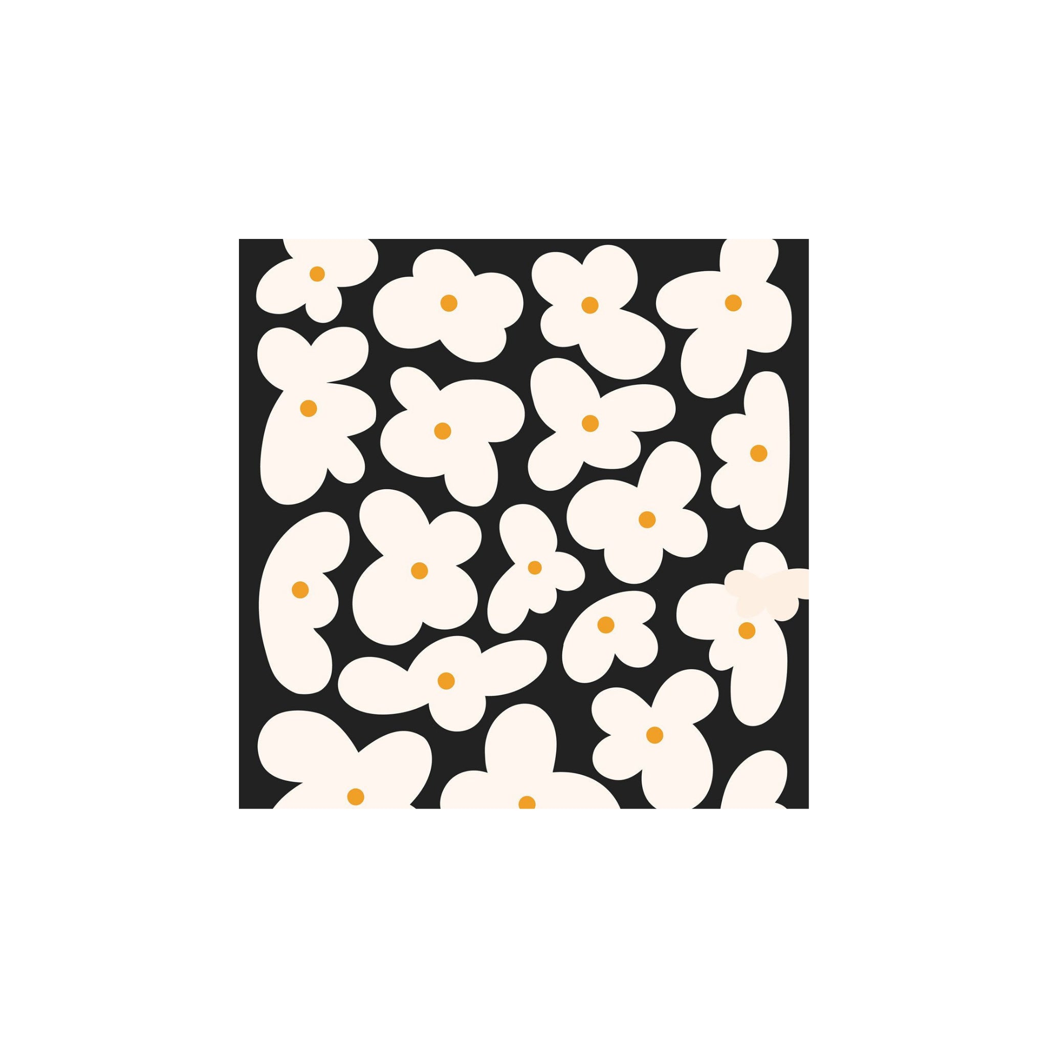 PPD Papieren Servetten Bloemen Zwart 33/33 van PPD hebben een dicht patroon van crèmekleurige bloemen met oranje harten op een zwarte achtergrond. Eén bloem overlapt lichtjes de rechterrand. Gemaakt van 3-laags FSC-gecertificeerd papier.