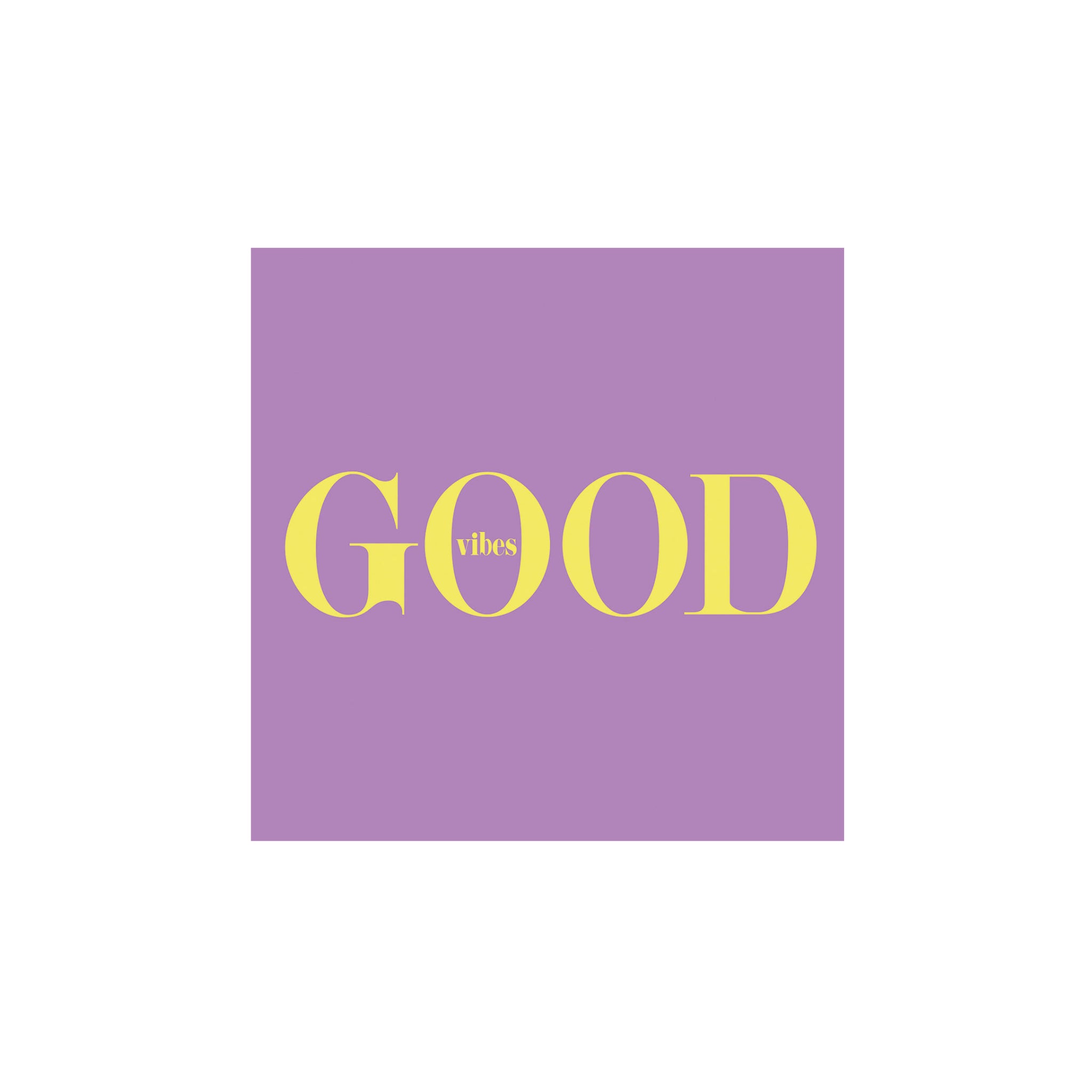 Gele tekst "GOOD vibes" staat in het midden op een lavendelkleurige vierkante achtergrond van de PPD Papieren Servetten Goodvibes 33/33. Dit minimalistische PPD-design voegt een vrolijke noot toe, perfect voor tafelschikking of om te combineren met stijlvolle 3-laags FSC servetten.
