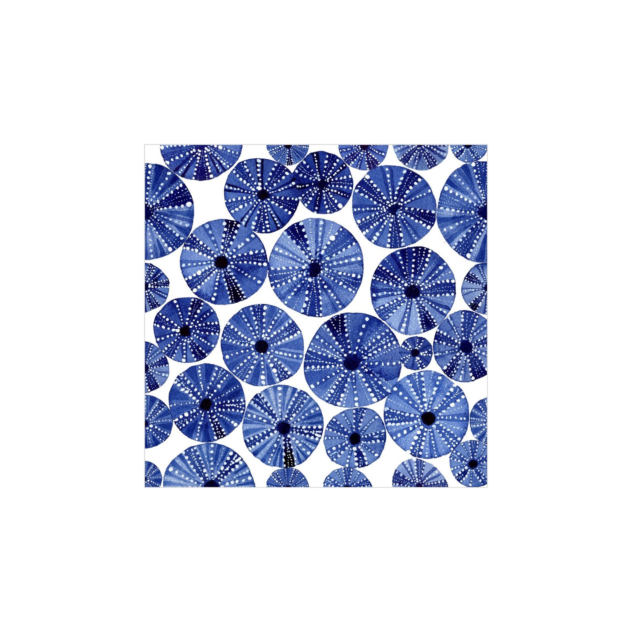 De PPD Papieren Servetten Zee-Egels 33/33 hebben overlappende blauwe zee-egels met witte stippen en lijnen op wit - ideaal voor tafelschikking of om te combineren met andere PPD-producten. Gemaakt van 3-laags FSC papier.
