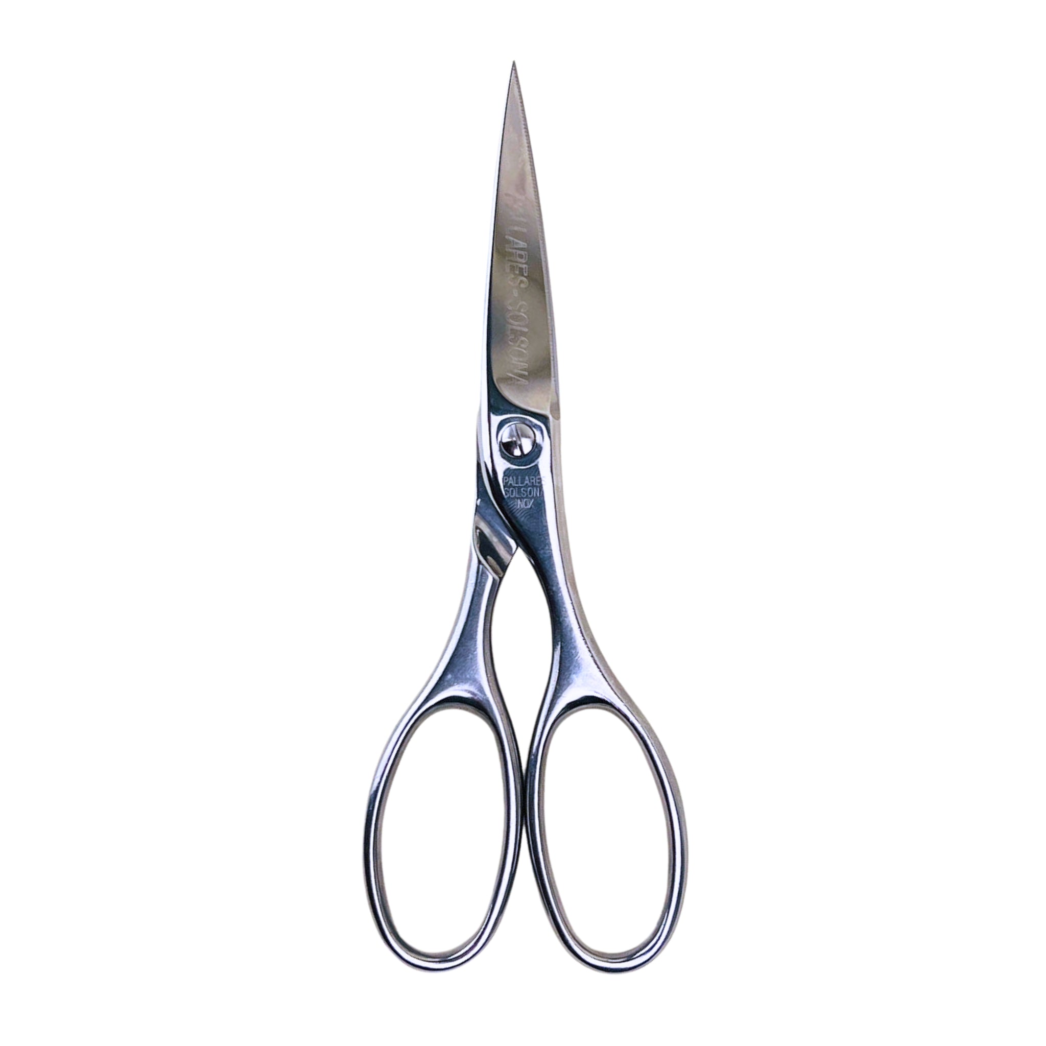 Een Pallares Solsona Keukenschaar Grand Cuisine met scherpe, puntige bladen en grote vingergaten staat rechtop op een witte achtergrond-een tijdloos keukengereedschap van Pallares Solsona voor elke keuken.