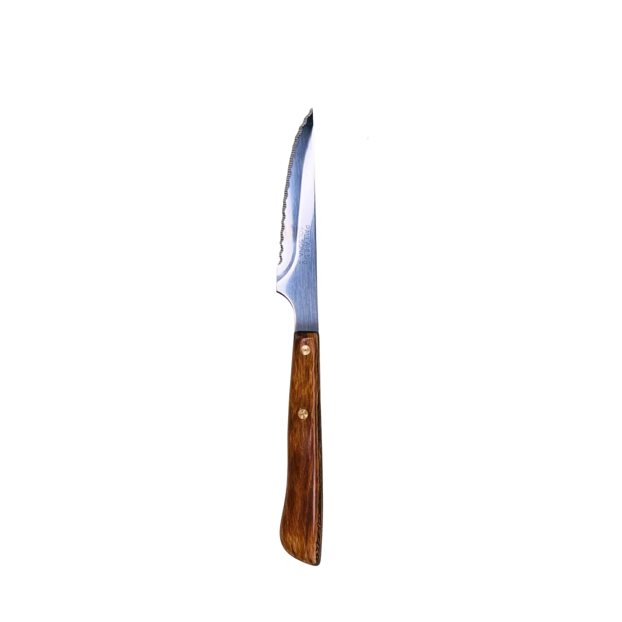 De Pallares Solsona Steakmes Palmadera 9 cm heeft een palmadera handvat met twee messing klinknagels en een roestvrijstalen lemmet, geïsoleerd afgebeeld op een witte achtergrond.