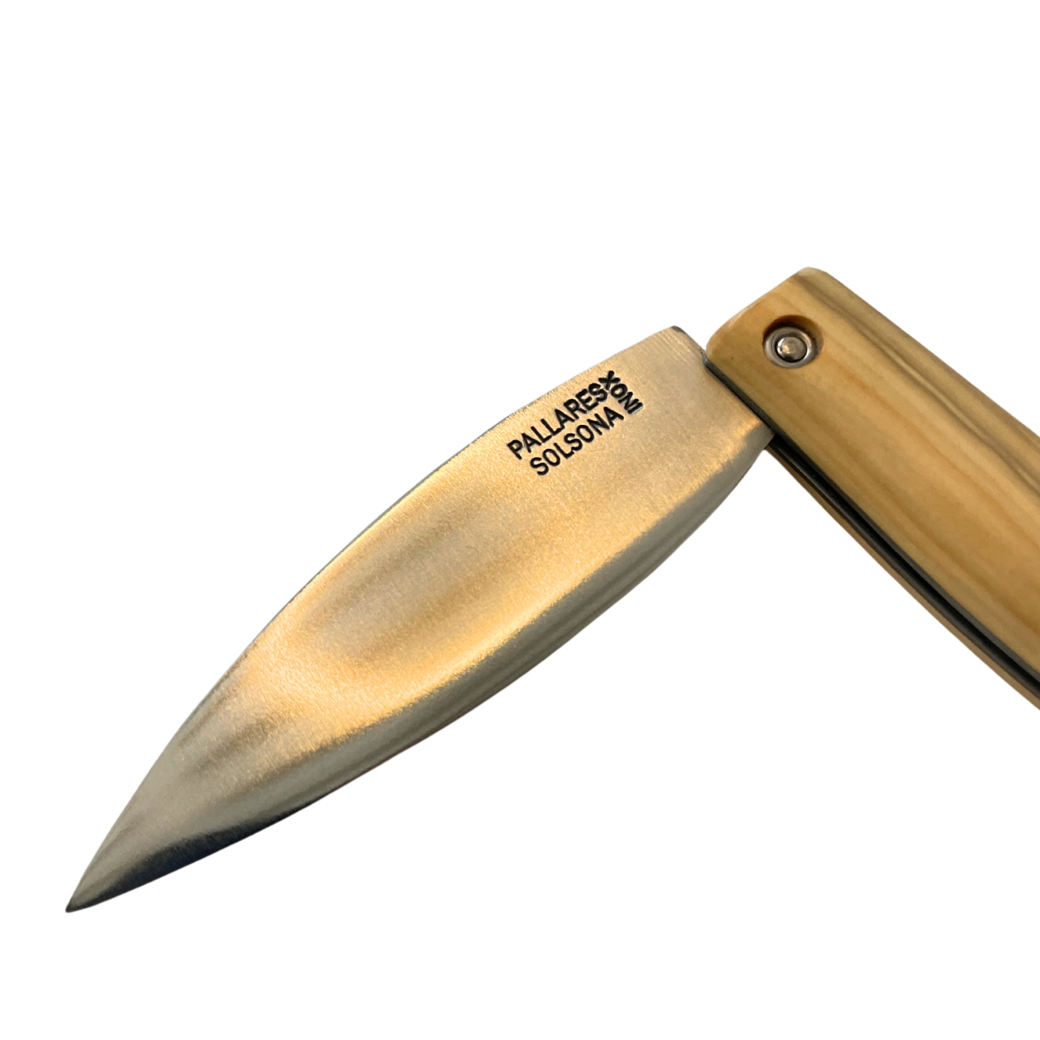 Een close-up van de Pallares Solsona Busa Zakmes Beukenhout 8 cm, met een glanzend roestvrijstalen lemmet en een licht beukenhouten heft. Het deels open lemmet is gegraveerd met Pallares Solsona.