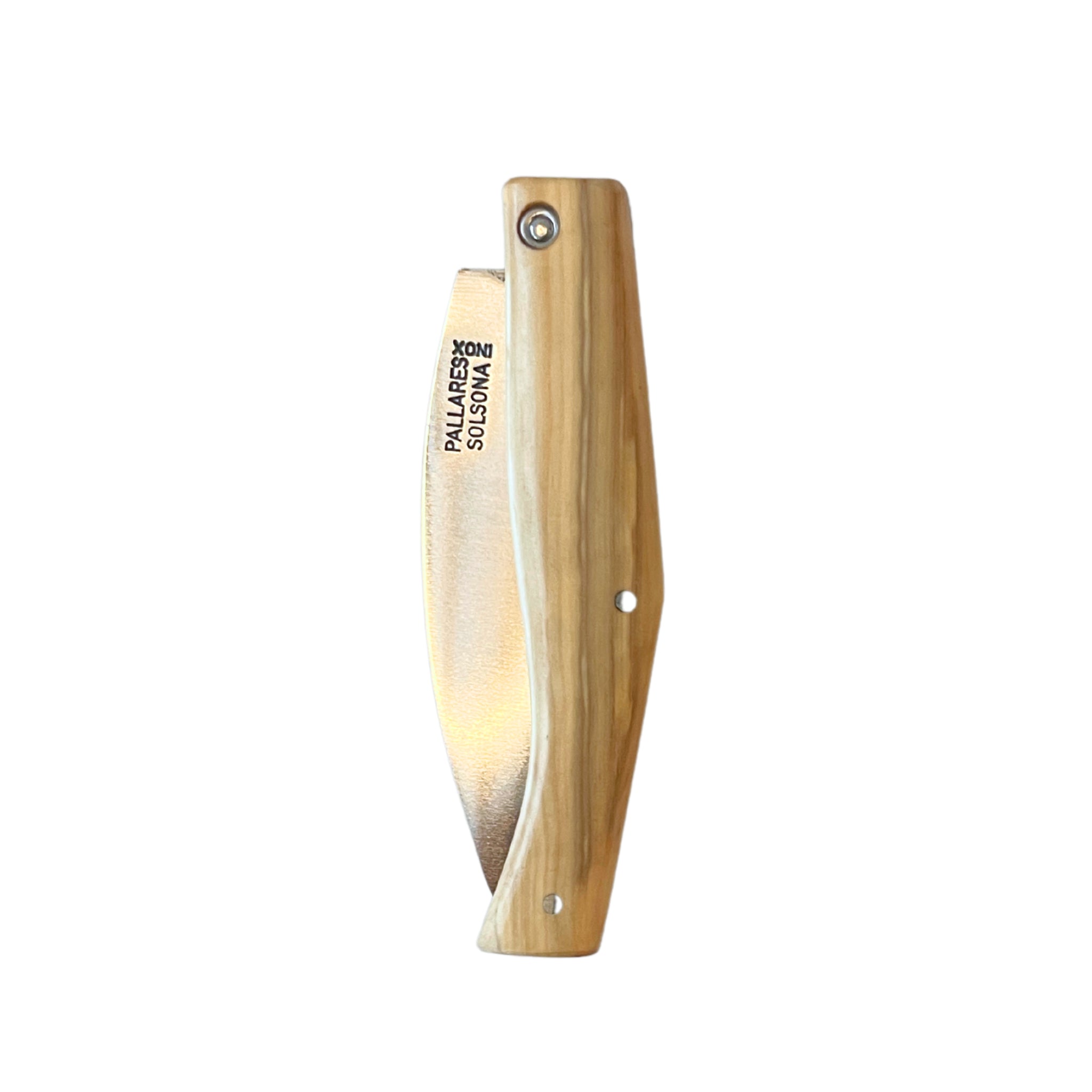 Het Pallares Solsona Busa Zakmes Beukenhout 8 cm is een vouwmes met een beukenhouten handvat, een gedeeltelijk zichtbaar roestvrijstalen lemmet met de vermelding "PALLARES SOLSONA," en twee schroeven in het handvat. Het mes is gesloten afgebeeld.