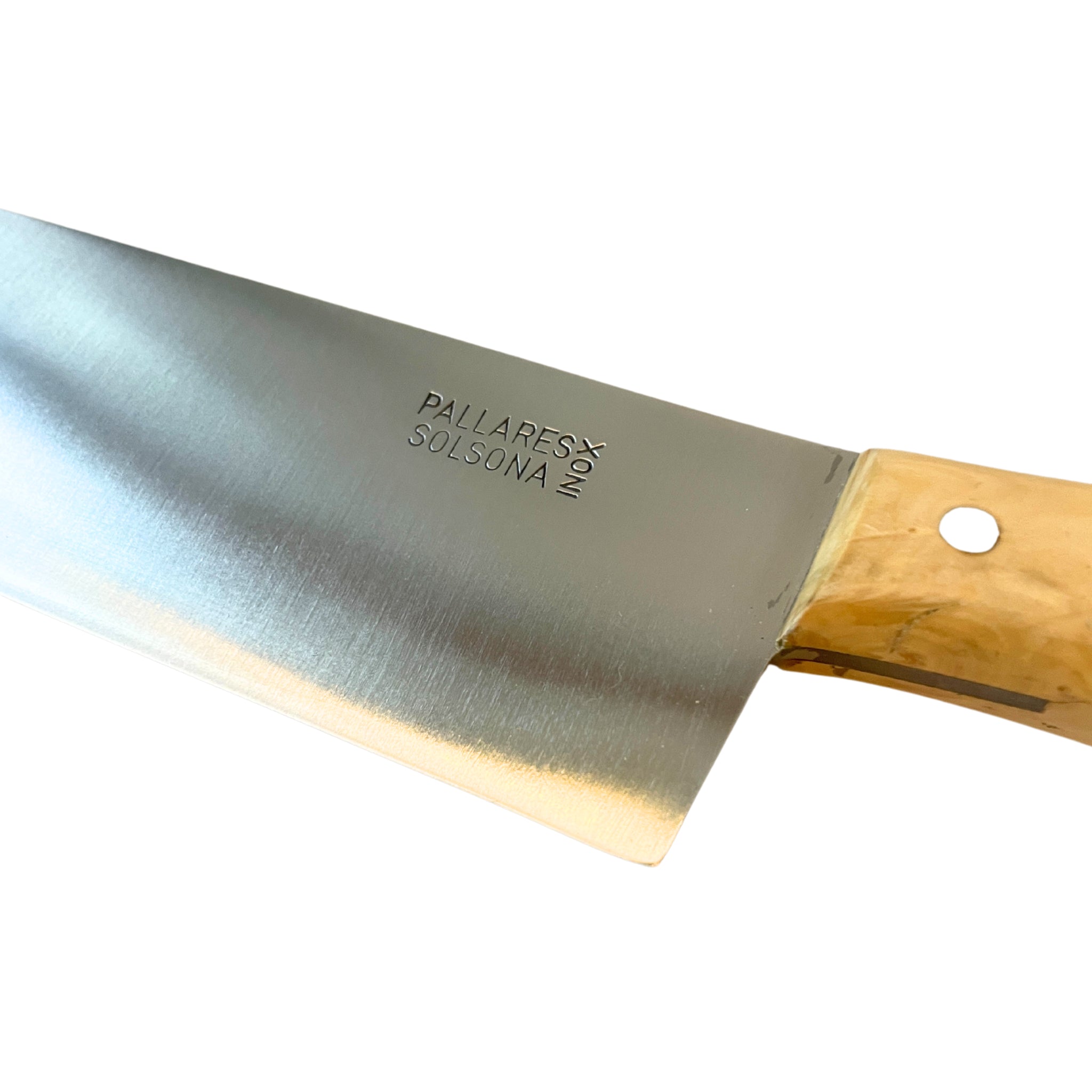Close-up van de Pallares Solsona Chefmes Buxushout 20 cm, met een glanzend lemmet met "PALLARES SOLSONA" gegraveerd en een buxushouten heft. Deze topkwaliteit handgesmeed chefmes is gemaakt door Pallares Solsona.