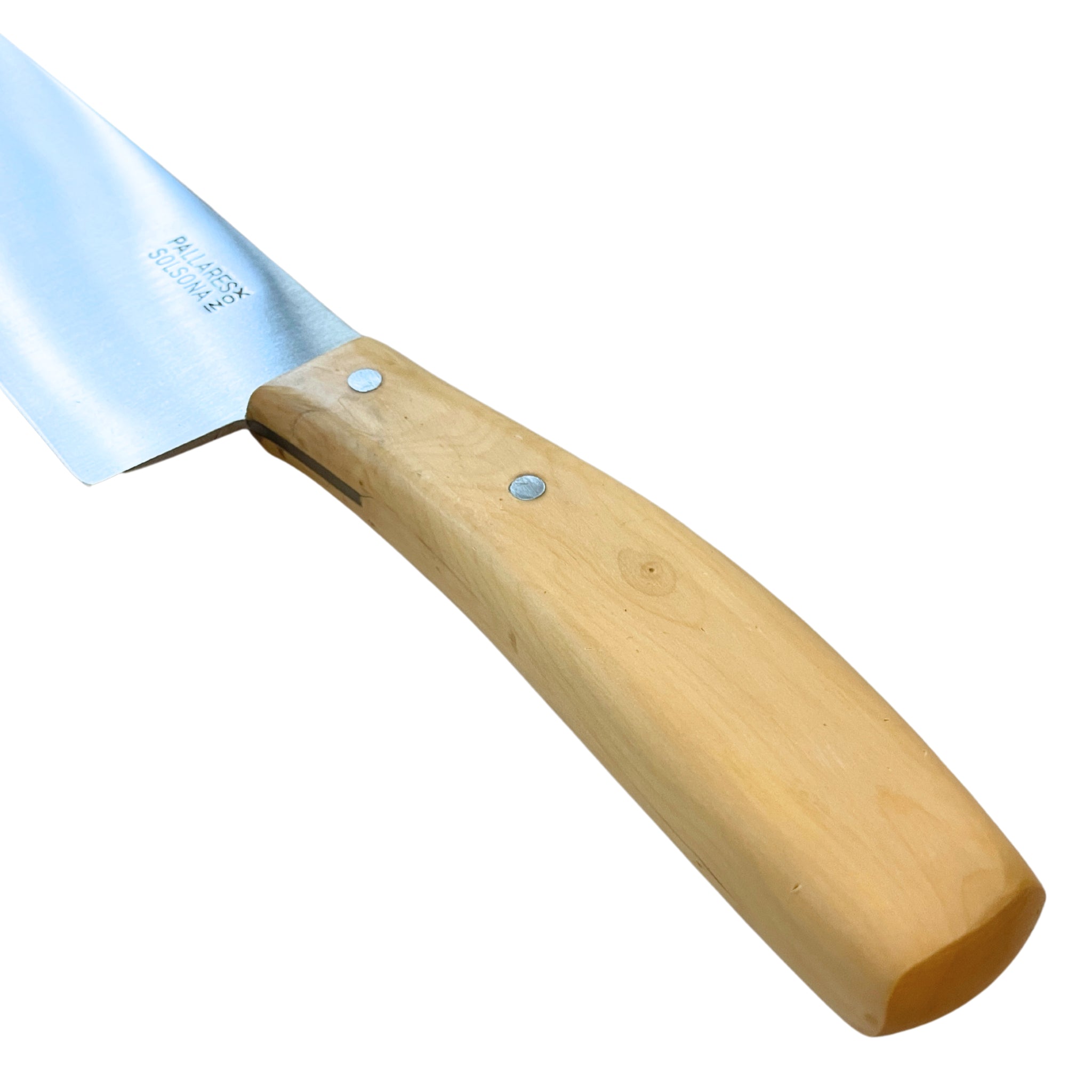 Een close-up van de Pallares Solsona Chefmes Buxushout 20 cm van Pallares Solsona, met een glanzend metalen lemmet en een glad, licht buxushouten handvat dat is vastgezet met twee klinknagels.