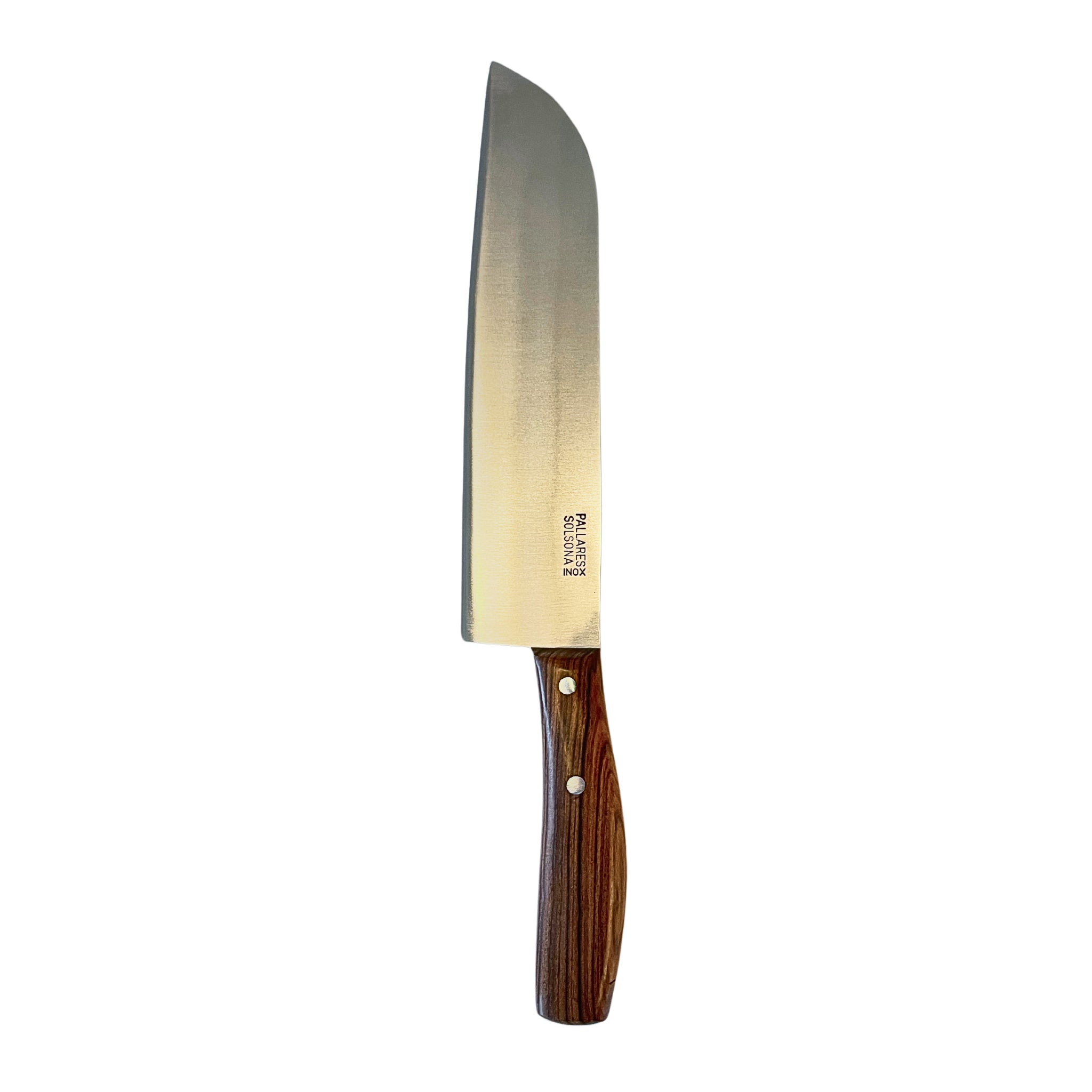 De Pallares Solsona Chefmes Klankhout 20 cm is een roestvrijstalen keukenmes met een breed lemmet en een bruin klankhouten heft, voorzien van twee metalen klinknagels; deze Spaanse handgemaakte mes is geïsoleerd op een witte achtergrond.