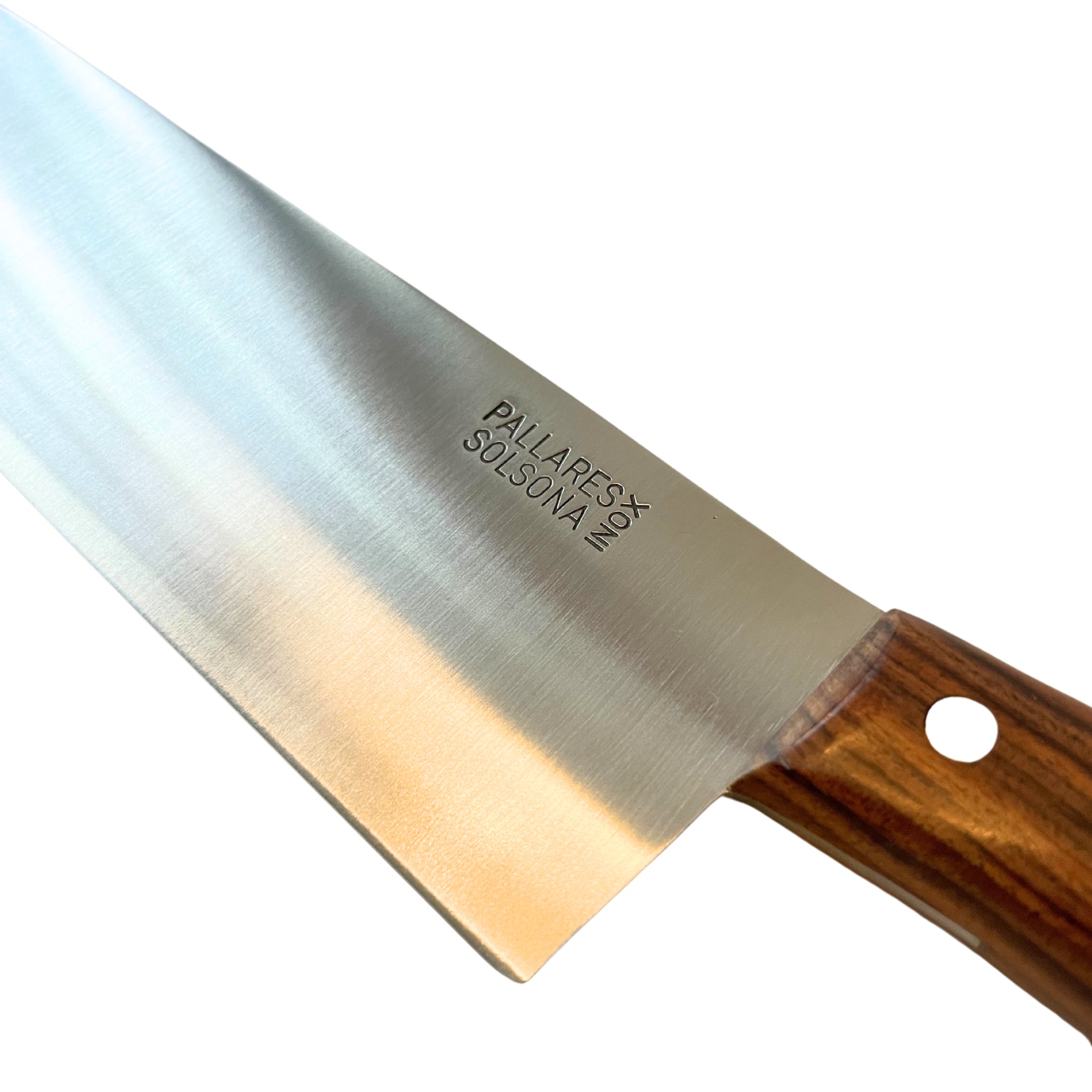 Close-up van de Pallares Solsona Chefmes Klankhout 20 cm met een houten handvat en glanzend lemmet met de gravure "PALLARES SOLSONA," handgemaakt in Spanje en afstekend tegen een witte achtergrond.