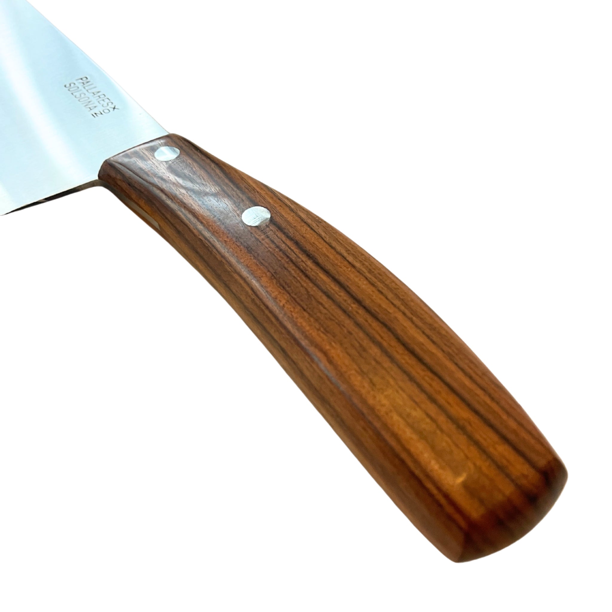 Close-up van het Pallares Solsona Chefmes Klankhout 20 cm met een gepolijst houten handvat, zichtbare metalen klinknagels en een roestvrijstalen lemmet.