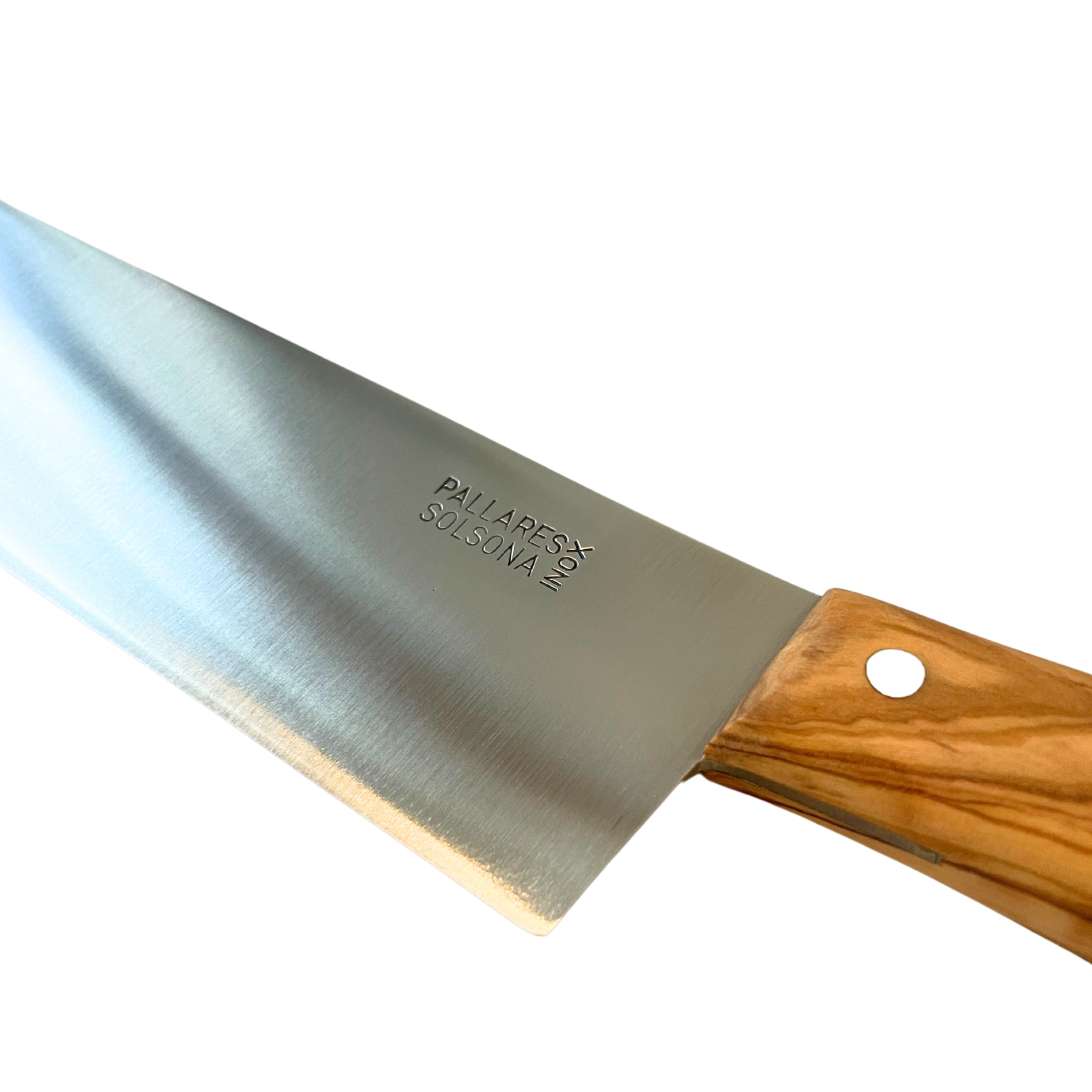 Een close-up van de Pallares Solsona Chefmes Olijfhout 20 cm, met een glanzend stalen lemmet met "PALLARES SOLSONA" gegraveerd en een olijfhouten handvat, tegen een witte achtergrond.