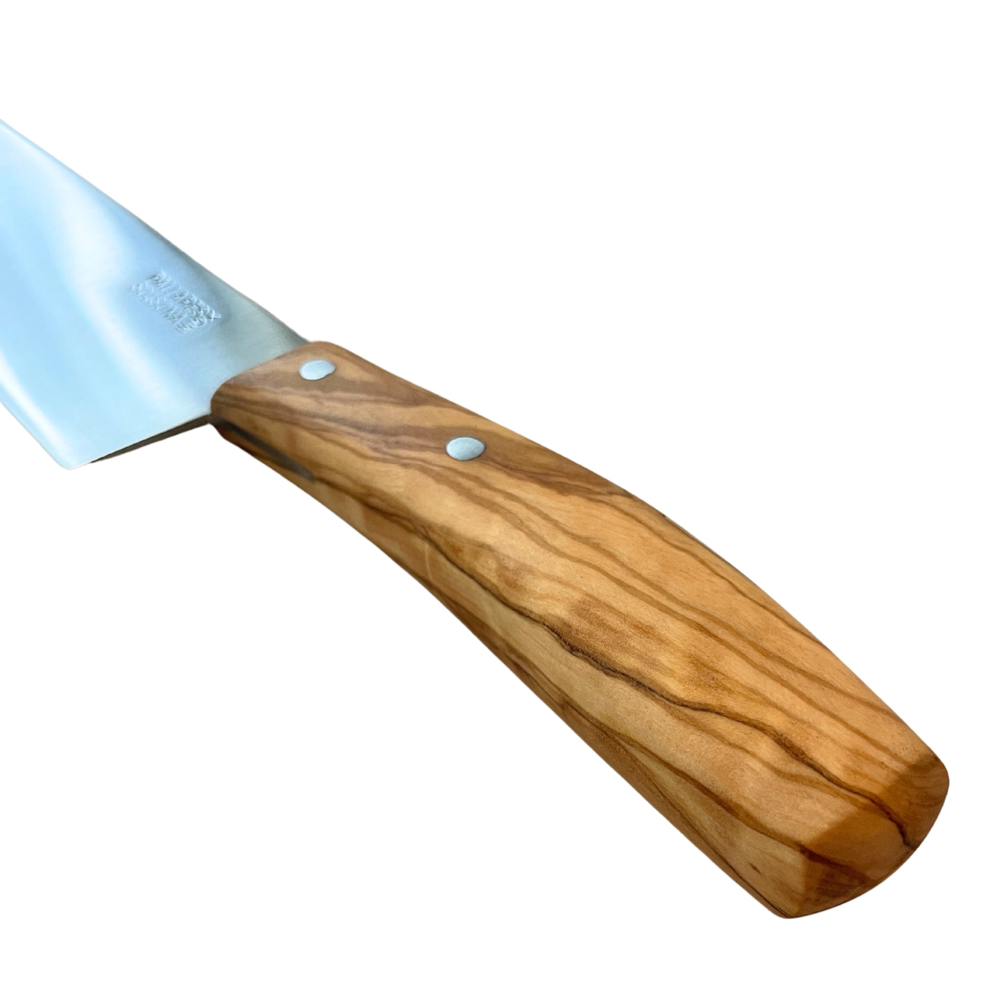 Een close-up van de Pallares Solsona Chefmes Olijfhout 20 cm van Pallares Solsona, met een gepolijst roestvrijstalen lemmet en glad olijfhouten handvat met twee metalen klinknagels die het lemmet aan het handvat bevestigen.