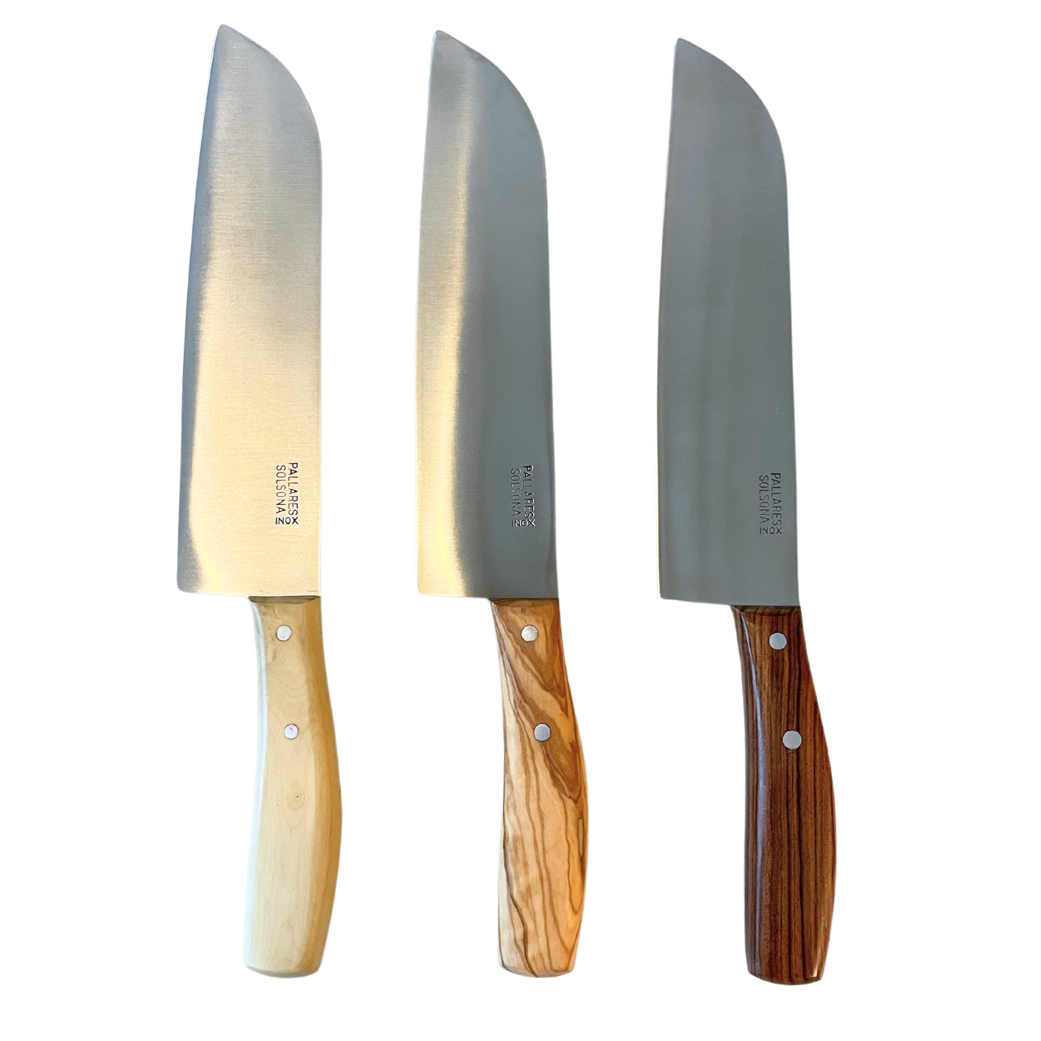 Drie keukenmessen met brede lemmeten en houten handvatten in lichte, medium en donkere tinten - waaronder de Pallares Solsona Chefmes Klankhout 20 cm - staan verticaal naast elkaar tegen een witte achtergrond.