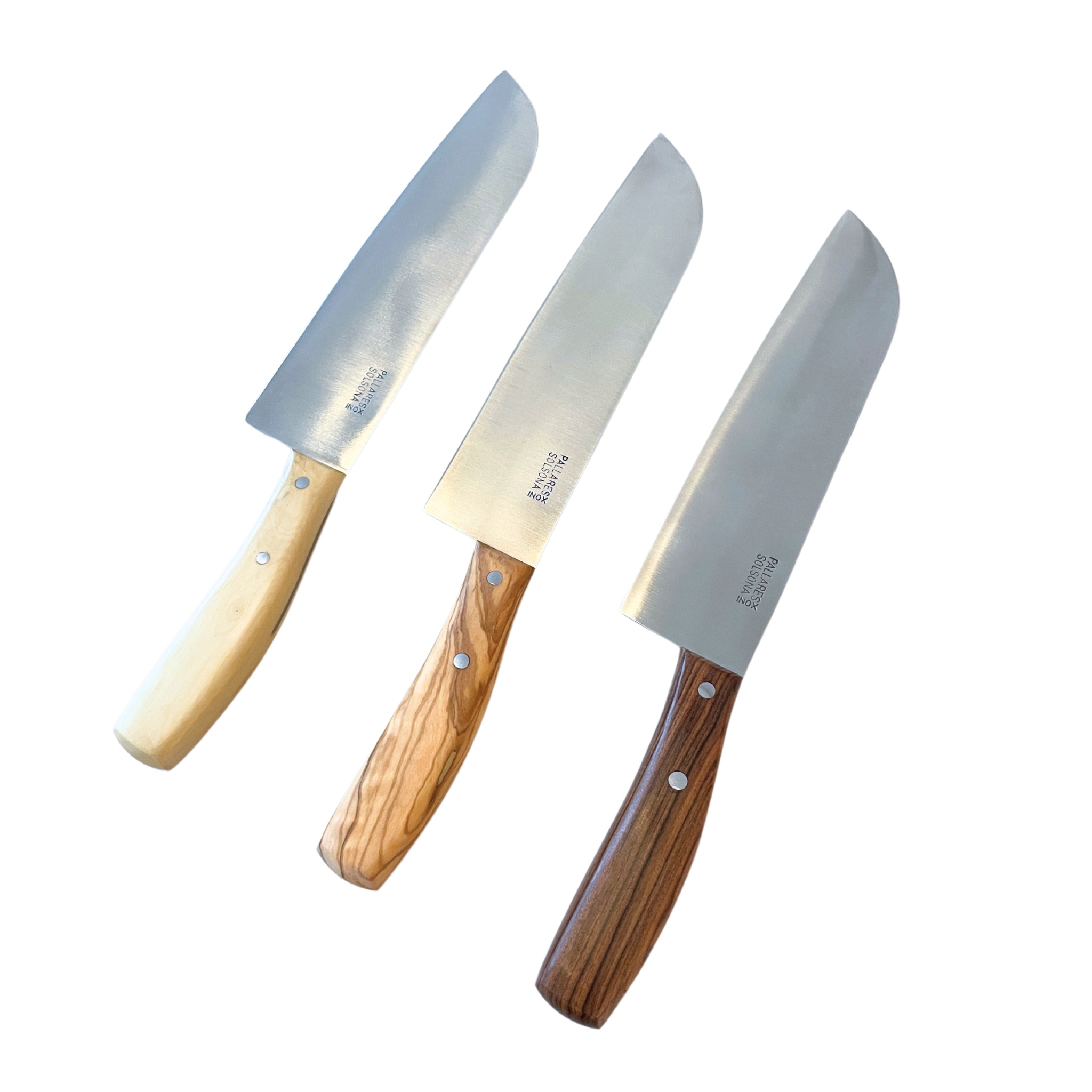 Drie Pallares Solsona Chefmes Klankhout messen van 20 cm, elk met een uniek houten handvat - licht, medium en donker - staan op een rij op een witte achtergrond en benadrukken de tijdloze stijl van het vakmanschap van Pallares Solsona.