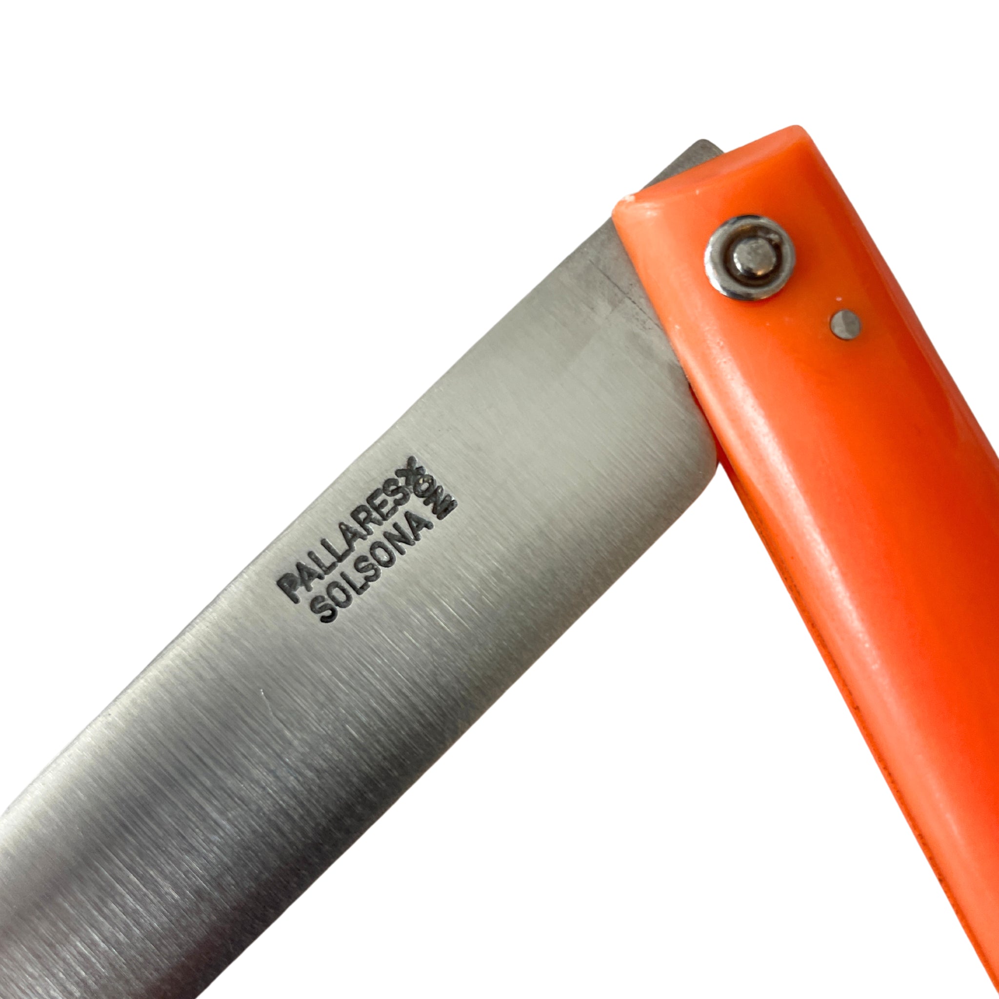 Een close-up van de Pallares Solsona Zakmes Oranje 9 cm van Pallares Solsona, met een oranje handvat en een gedeeltelijk open roestvrijstalen lemmet tegen een witte achtergrond.