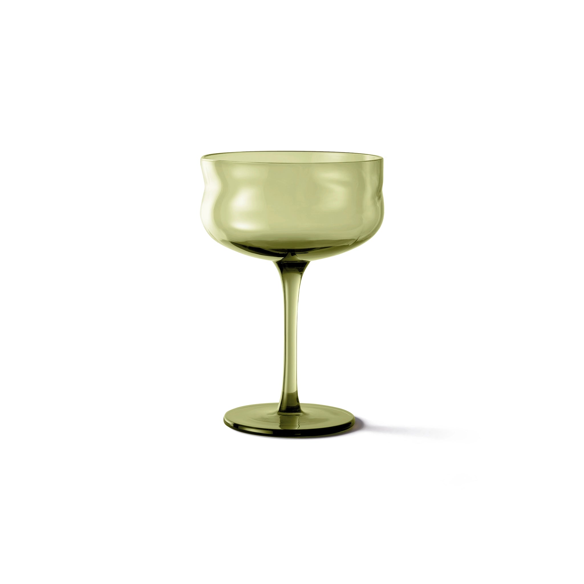 De Paveau Swirl Champagne Coupe Moss Groen 26 cl van Paveau is een doorschijnend groen borosilicaatglas met een brede, ondiepe kom en lange steel, weergegeven op een witte achtergrond.