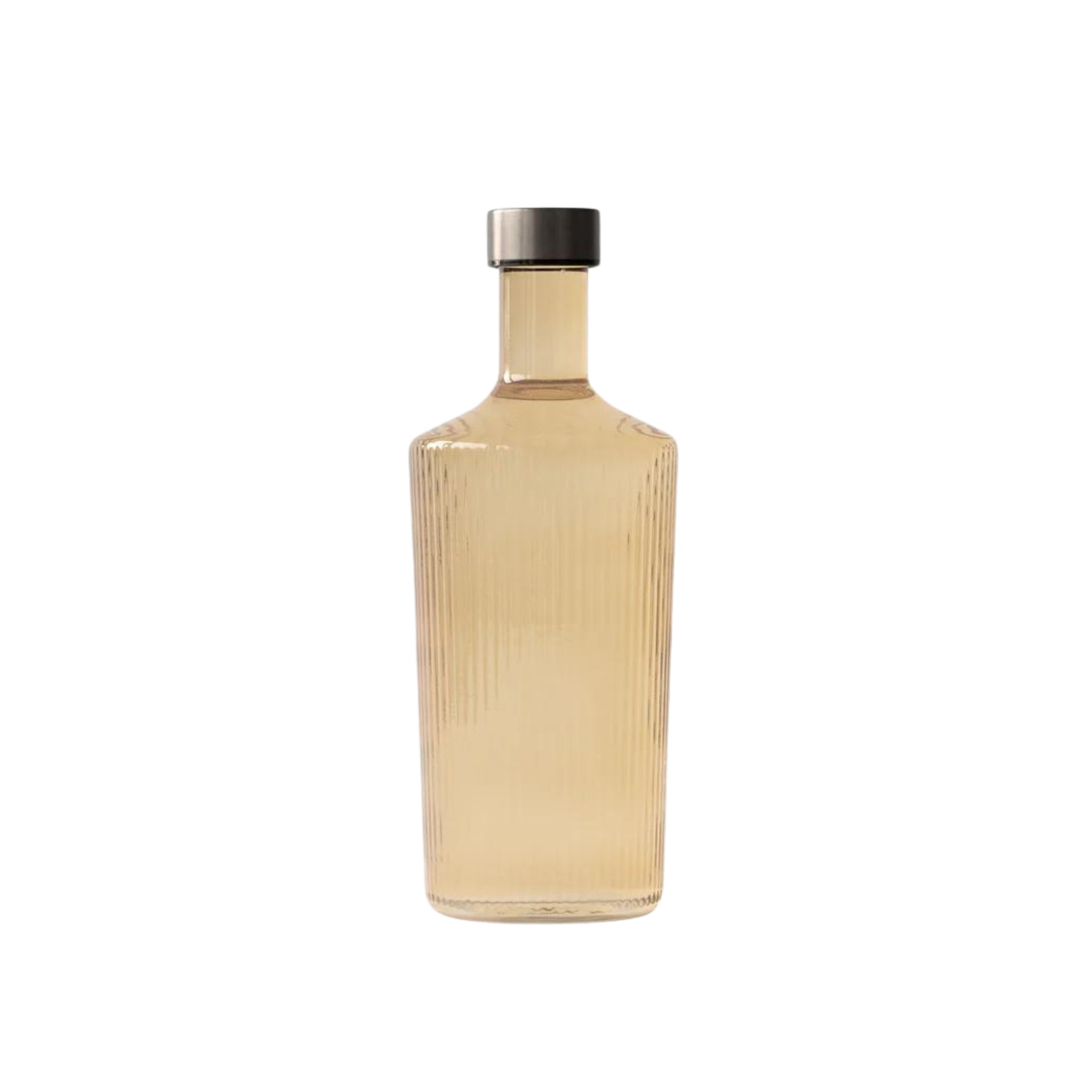 Een hoge, heldere Paveau Waterfles Bells Beige 1,25 l met verticale ribbels en een metalen dop, gevuld met lichtbeige vloeistof. De herbruikbare fles van Paveau heeft rechte zijkanten, afgeronde schouders en is geplaatst tegen een effen witte achtergrond.