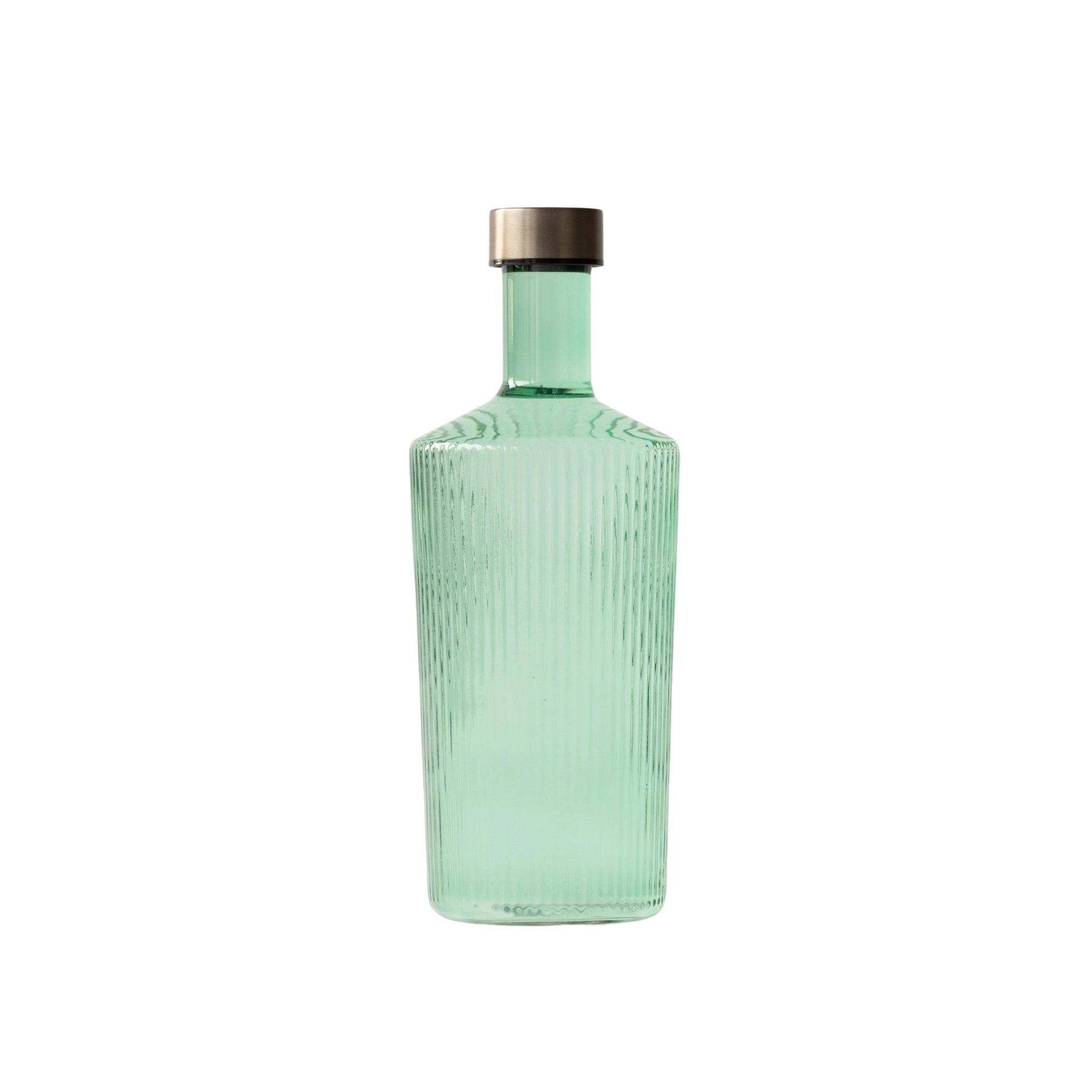 De Paveau Waterfles Bondi Green 1,25 l van Paveau is een hoge, groen getinte fles met verticale ribbels en een metalen dop, rechtopstaand afgebeeld op een witte achtergrond.