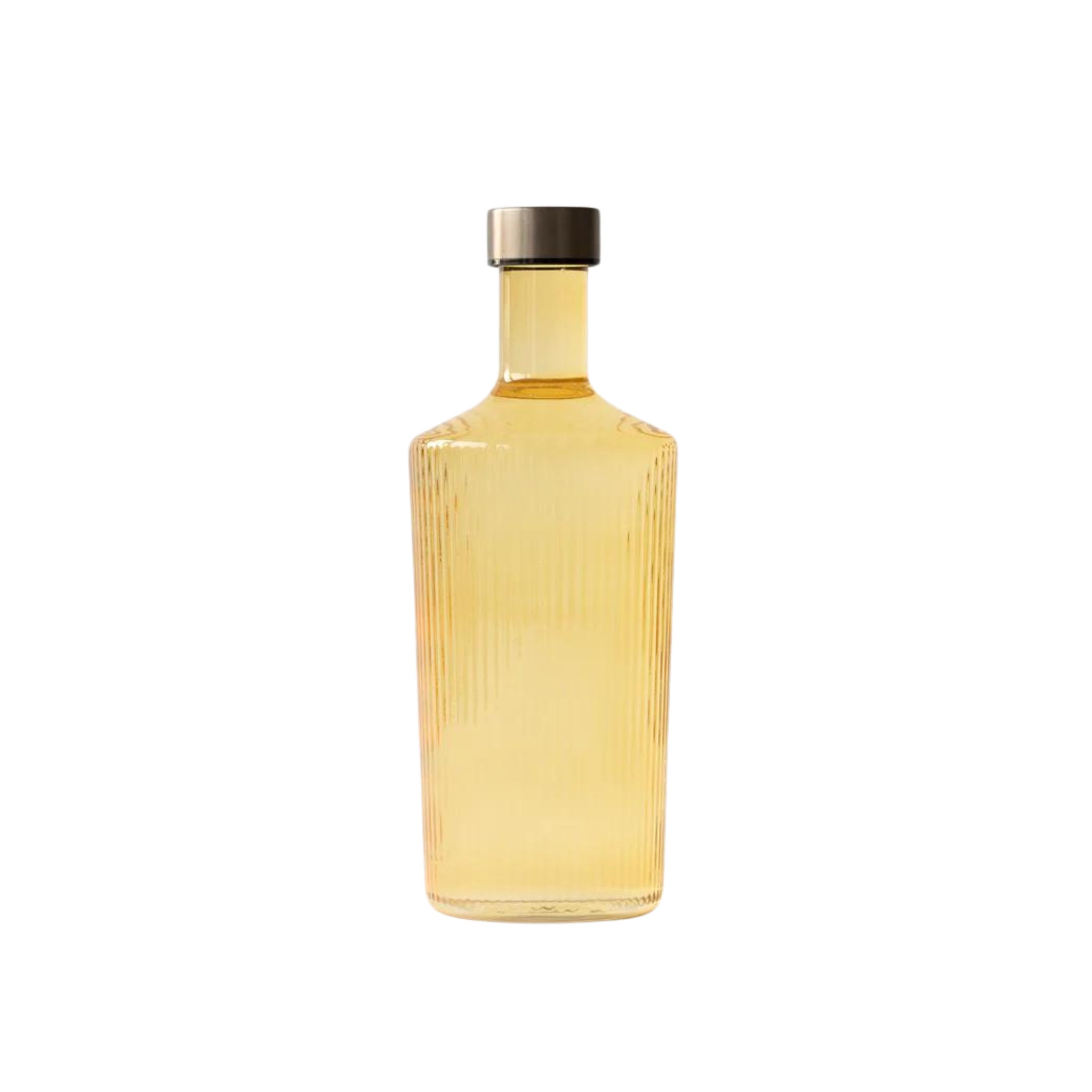 De Paveau Waterfles Cable Yellow 1,25 l van Paveau, een helder glazen fles met verticale ribbels, een metalen dop en gevuld met lichtgele vloeistof, staat rechtop op een effen witte achtergrond.