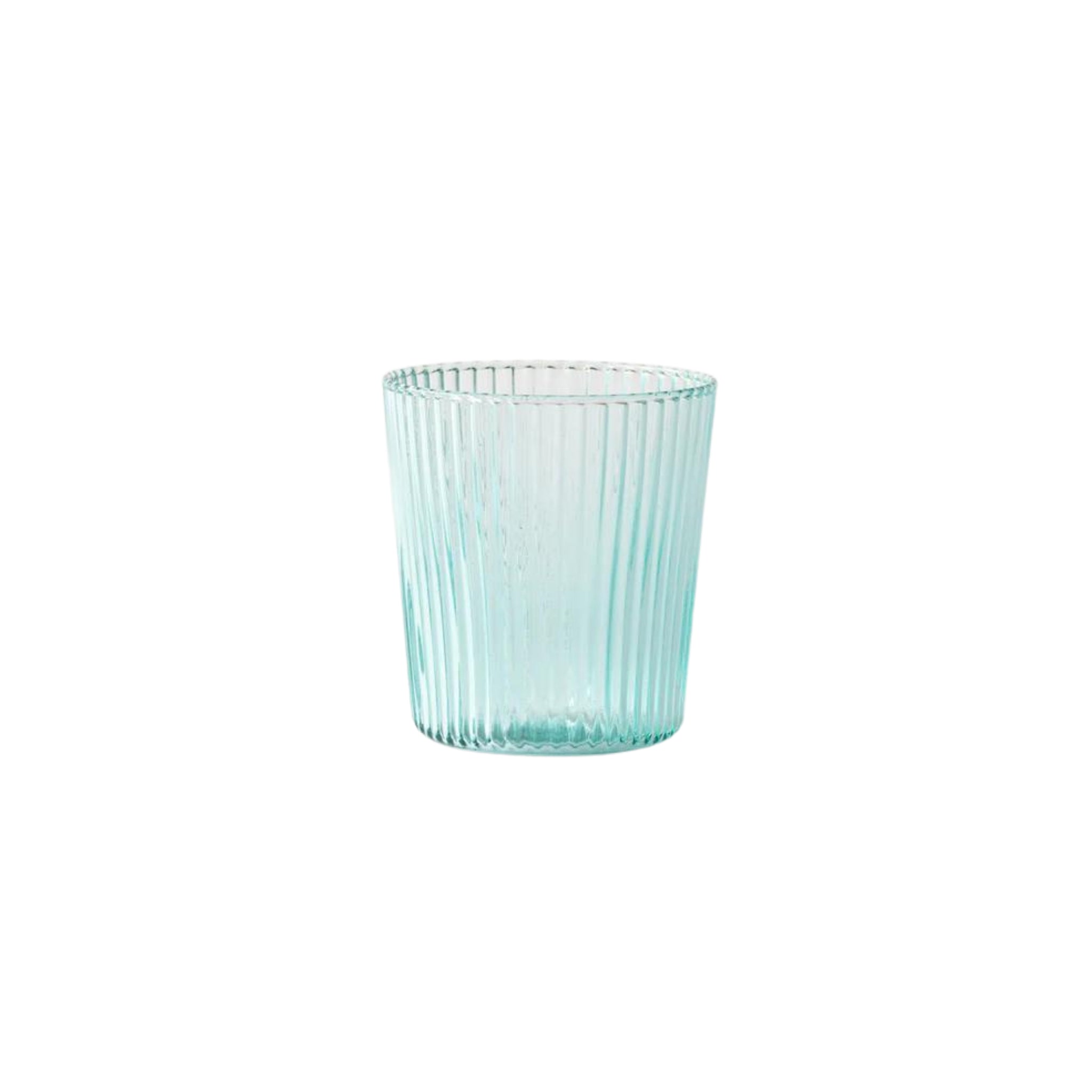 De Paveau Waterglas Lucky Turquoise van Paveau heeft een helder, lichtblauw ontwerp met verticale ribbels - perfect om van je favoriete drankjes te genieten in stijlvol, duurzaam glaswerk. Gefotografeerd op een witte achtergrond.