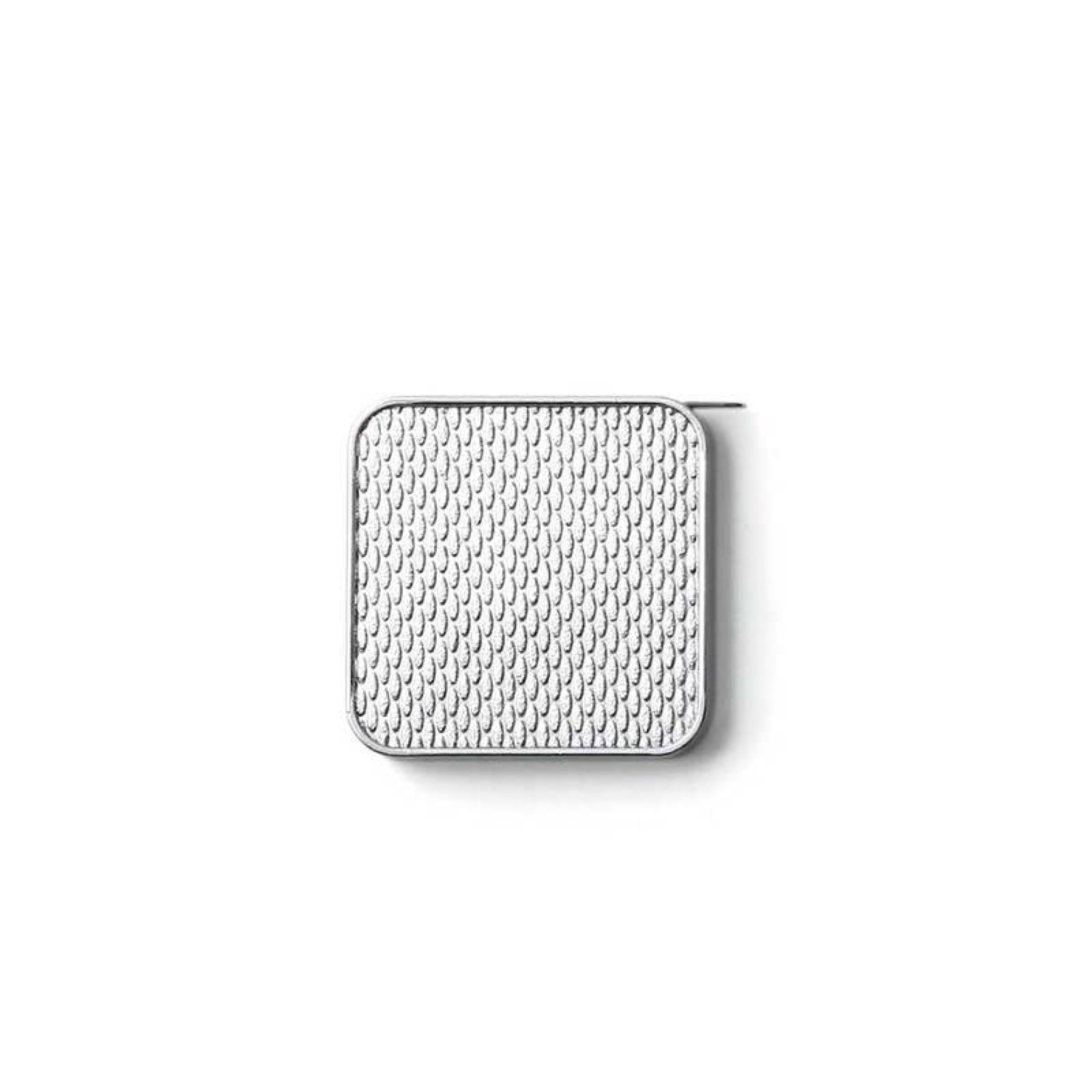 De Penco Compacte Rolmaat Zwart, een klein vierkant metalen meetlint met een verhoogd gestructureerd oppervlak, wordt tegen een effen witte achtergrond getoond als een handig hulpmiddel.