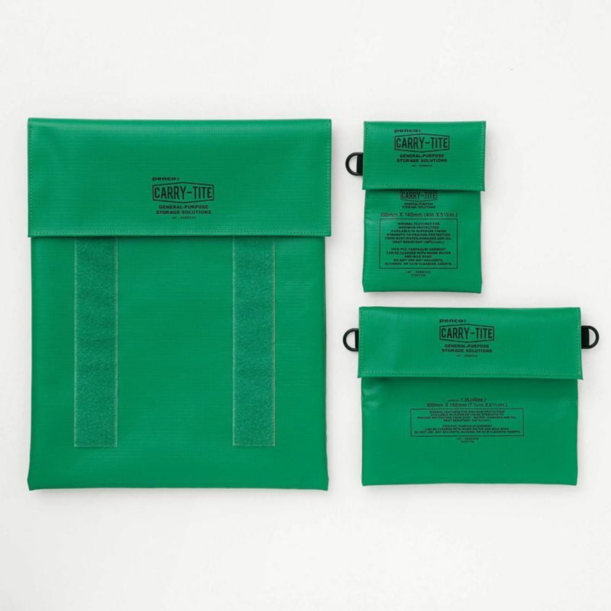 Drie groene Penco Carry Tite Sleeve Groen L-zakken met zwarte "CARRY-TITE"-tekst en klittenbandsluitingen zijn gerangschikt op een witte achtergrond, perfect voor 13-inch laptopbescherming. Merk: Penco.
